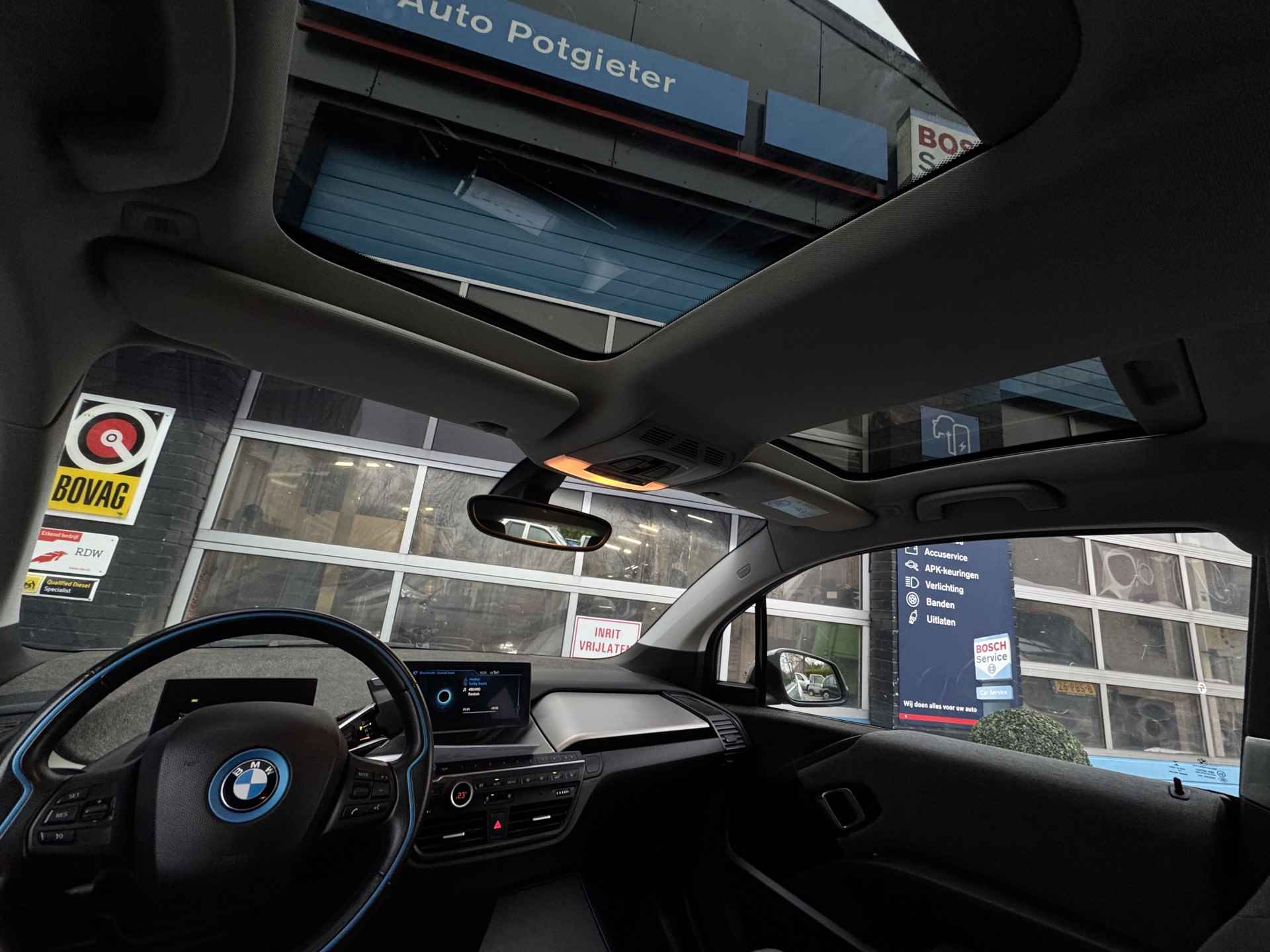 BMW i3 Basis iPerformance 22 kWh | Panoramadak | Apple Carplay | Rijklaar + 12 Maand BOVAG Garantie - 20/50