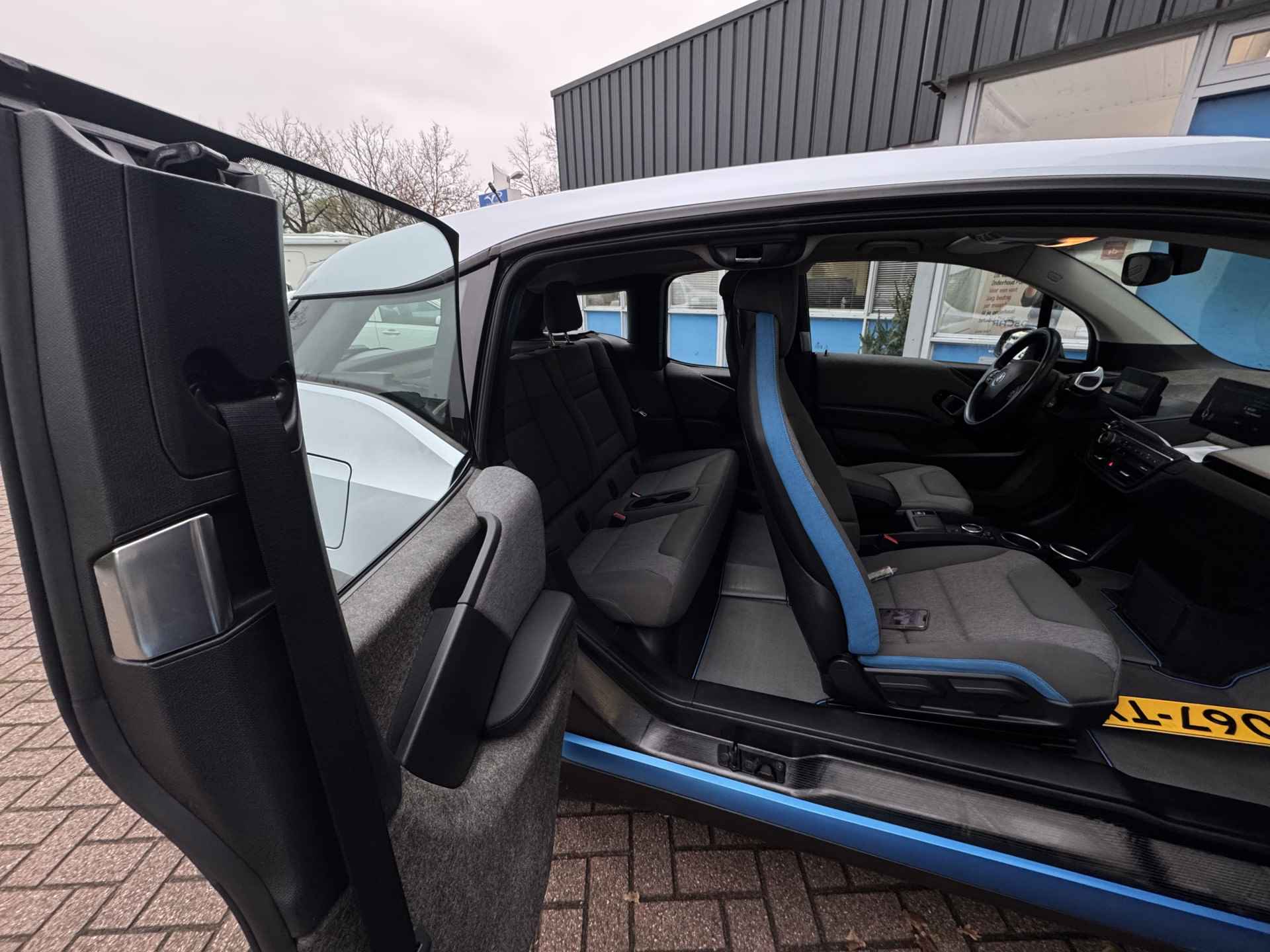 BMW i3 Basis iPerformance 22 kWh | Panoramadak | Apple Carplay | Rijklaar + 12 Maand BOVAG Garantie - 35/50