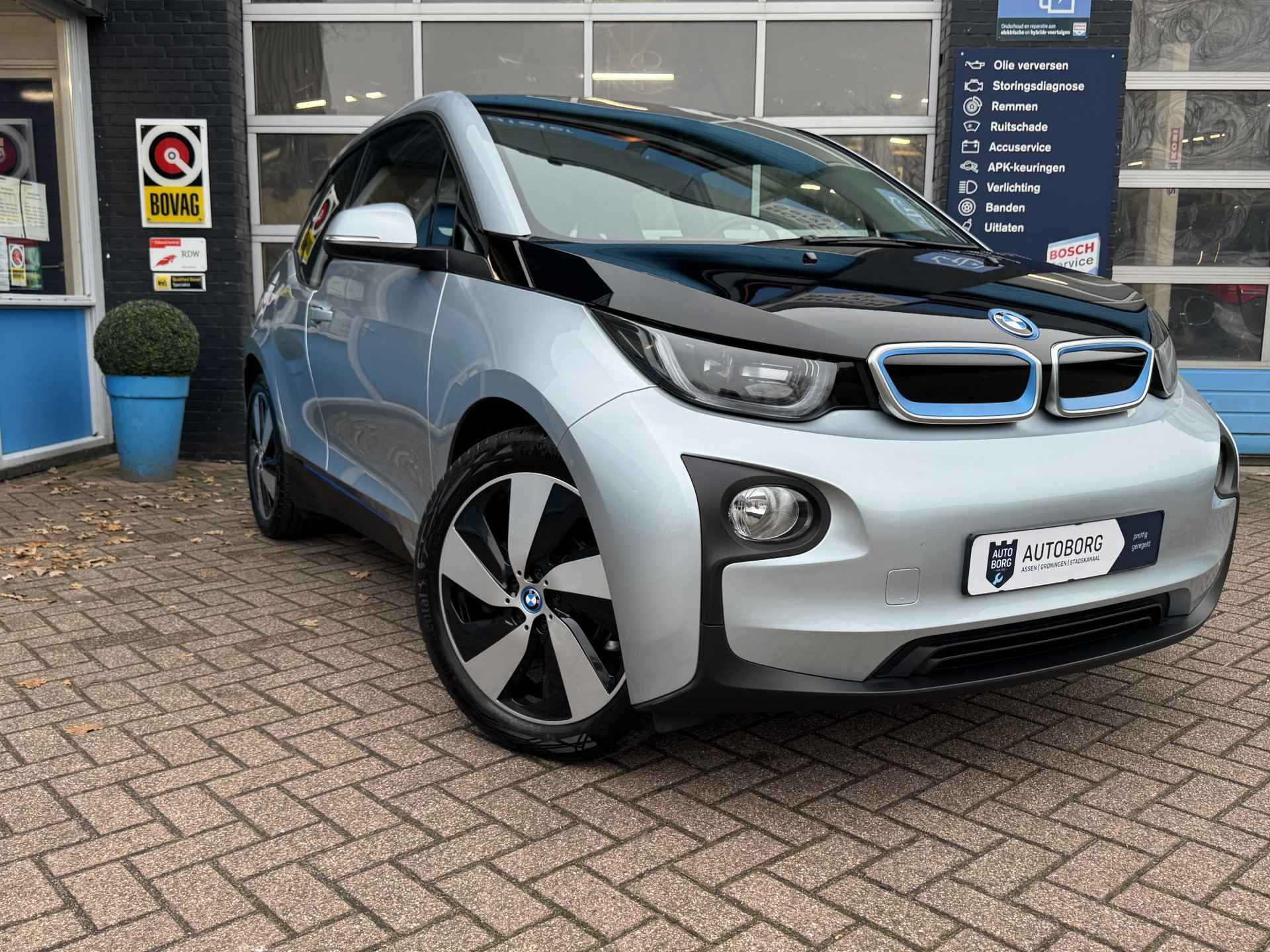 BMW i3 Basis iPerformance 22 kWh | Panoramadak | Apple Carplay | Rijklaar + 12 Maand BOVAG Garantie - 42/50