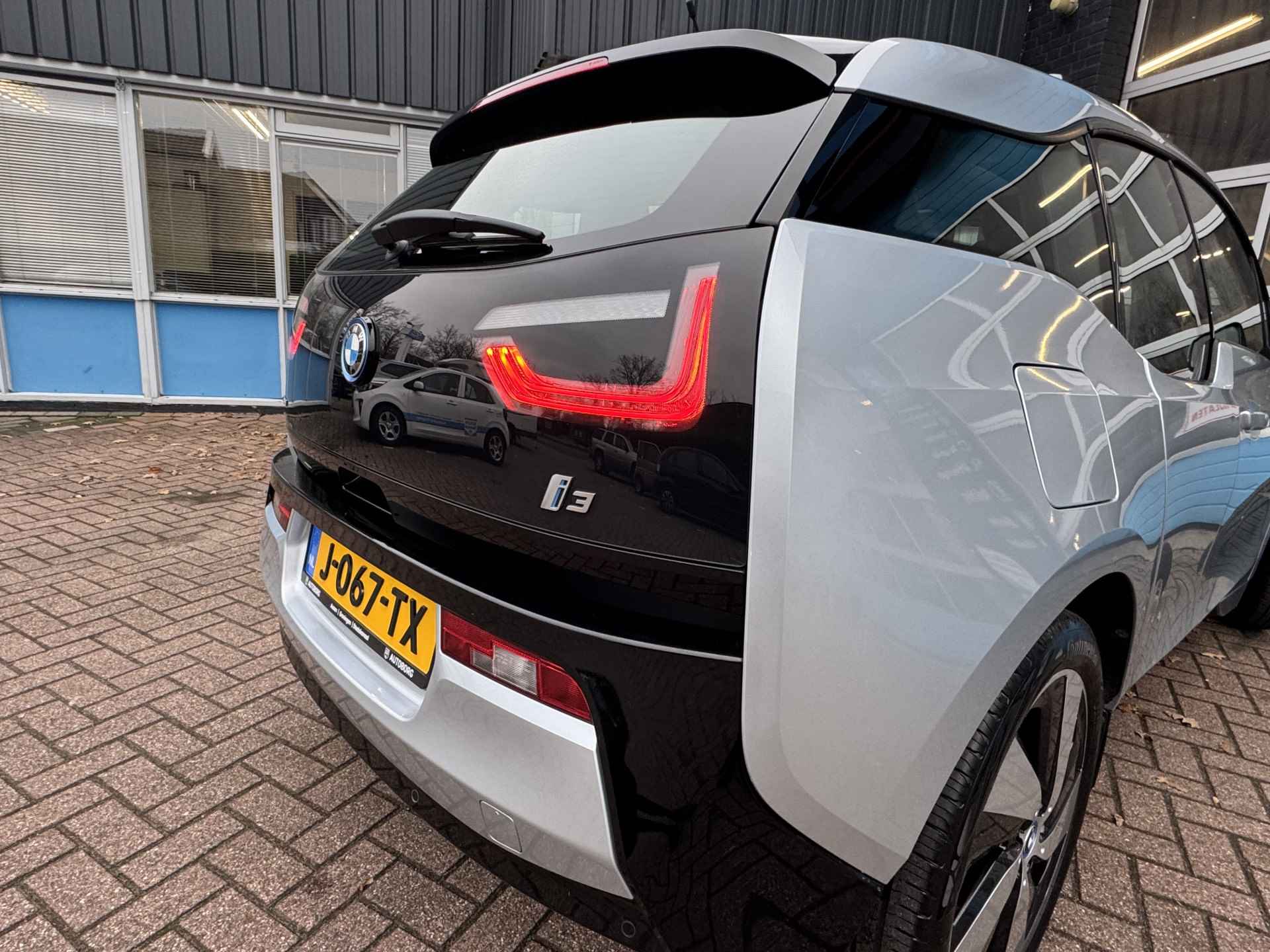 BMW i3 Basis iPerformance 22 kWh | Panoramadak | Apple Carplay | Rijklaar + 12 Maand BOVAG Garantie - 45/50