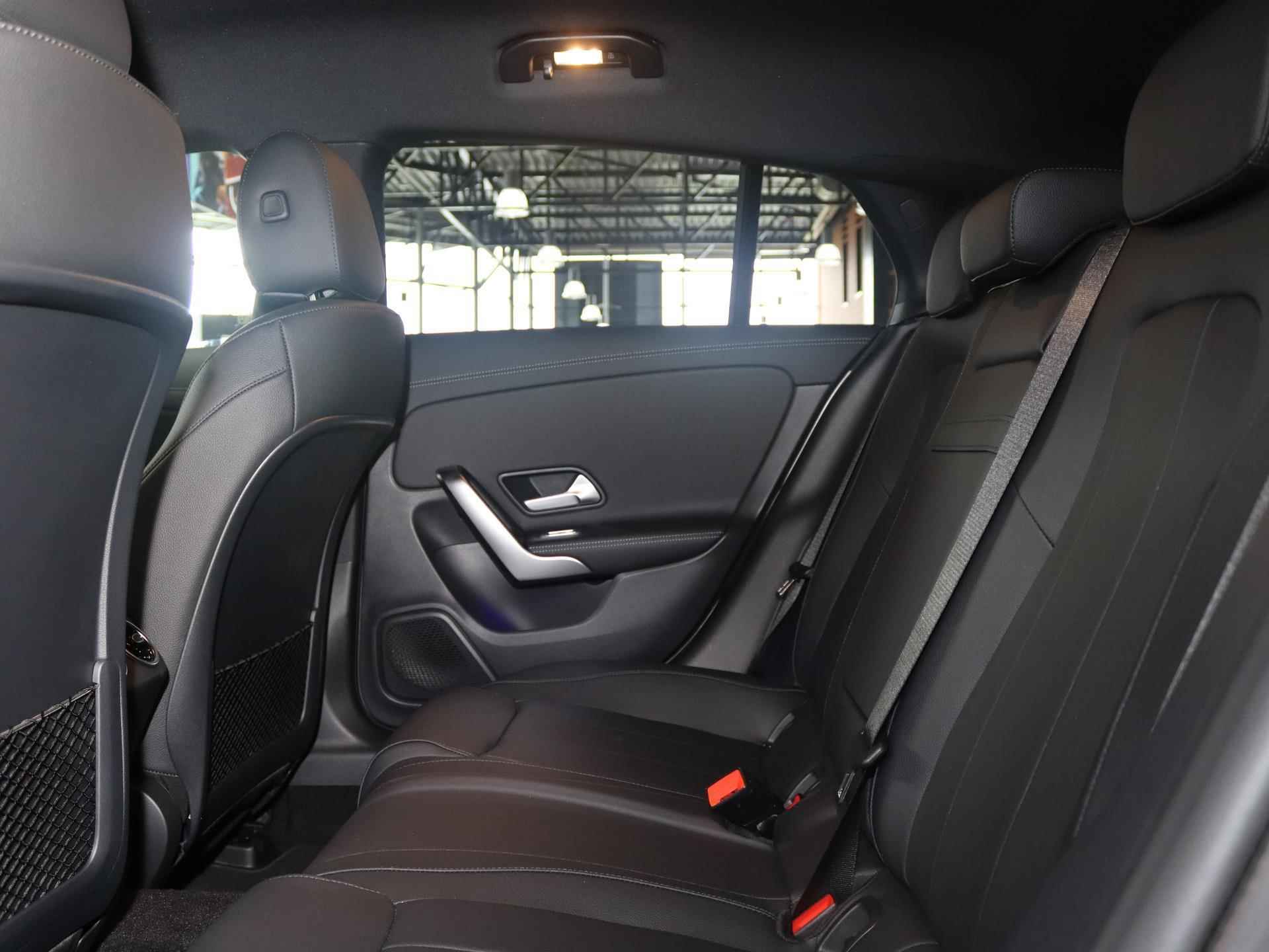 Mercedes-Benz CLA-klasse Shooting Brake 180 Star Edition Luxury Line | Widescreen | Camera | Stoelverwarming | Sfeerverlichting | Ele. kofferdeksel | Multibeam-Led | Comfortstoelen | Draadloze tel.lader | Keyless start | 18" Lichtmetaal | - 20/33