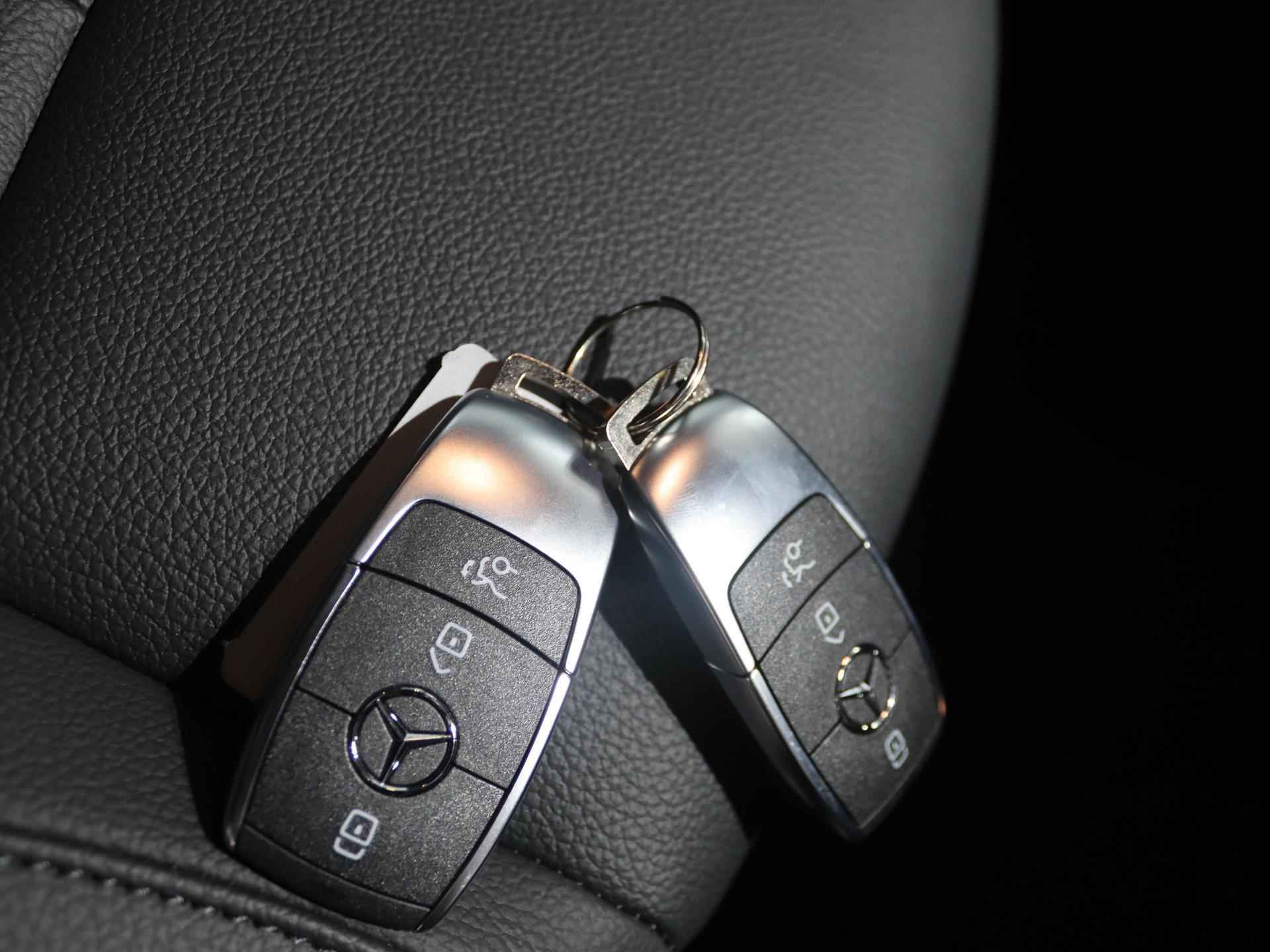 Mercedes-Benz CLA-klasse Shooting Brake 180 Star Edition Luxury Line | Widescreen | Camera | Stoelverwarming | Sfeerverlichting | Ele. kofferdeksel | Multibeam-Led | Comfortstoelen | Draadloze tel.lader | Keyless start | 18" Lichtmetaal | - 32/33