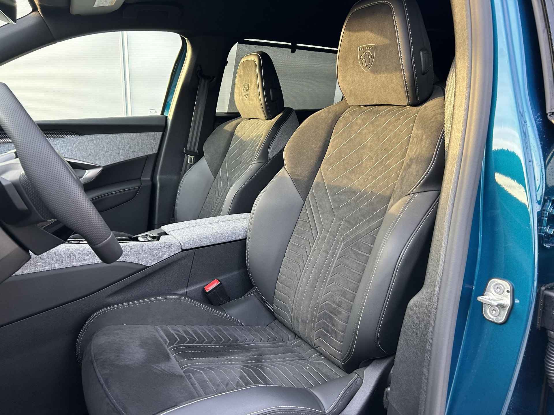 Peugeot e-5008 GT Avantage 73 kWh | Alcantara bekleding | elektrisch verstelbare stoelen/Massage functie | stoelverwarming | Adaptieve Cruise Control | 360 Camera| warmtepomp | Apple Carplay/Android Auto | VOORRAAD ACTIE MODEL! - 19/31