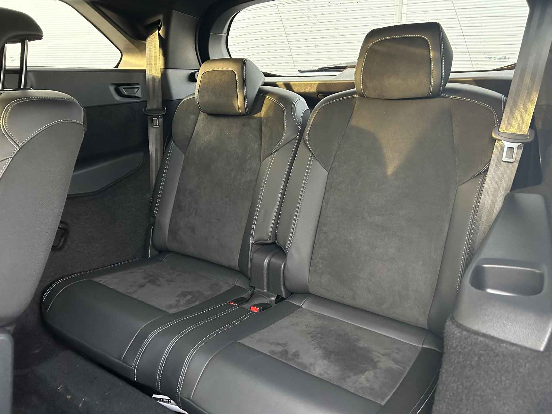 Peugeot e-5008 GT Avantage 73 kWh | Alcantara bekleding | elektrisch verstelbare stoelen/Massage functie | stoelverwarming | Adaptieve Cruise Control | 360 Camera| warmtepomp | Apple Carplay/Android Auto | VOORRAAD ACTIE MODEL! - 21/31