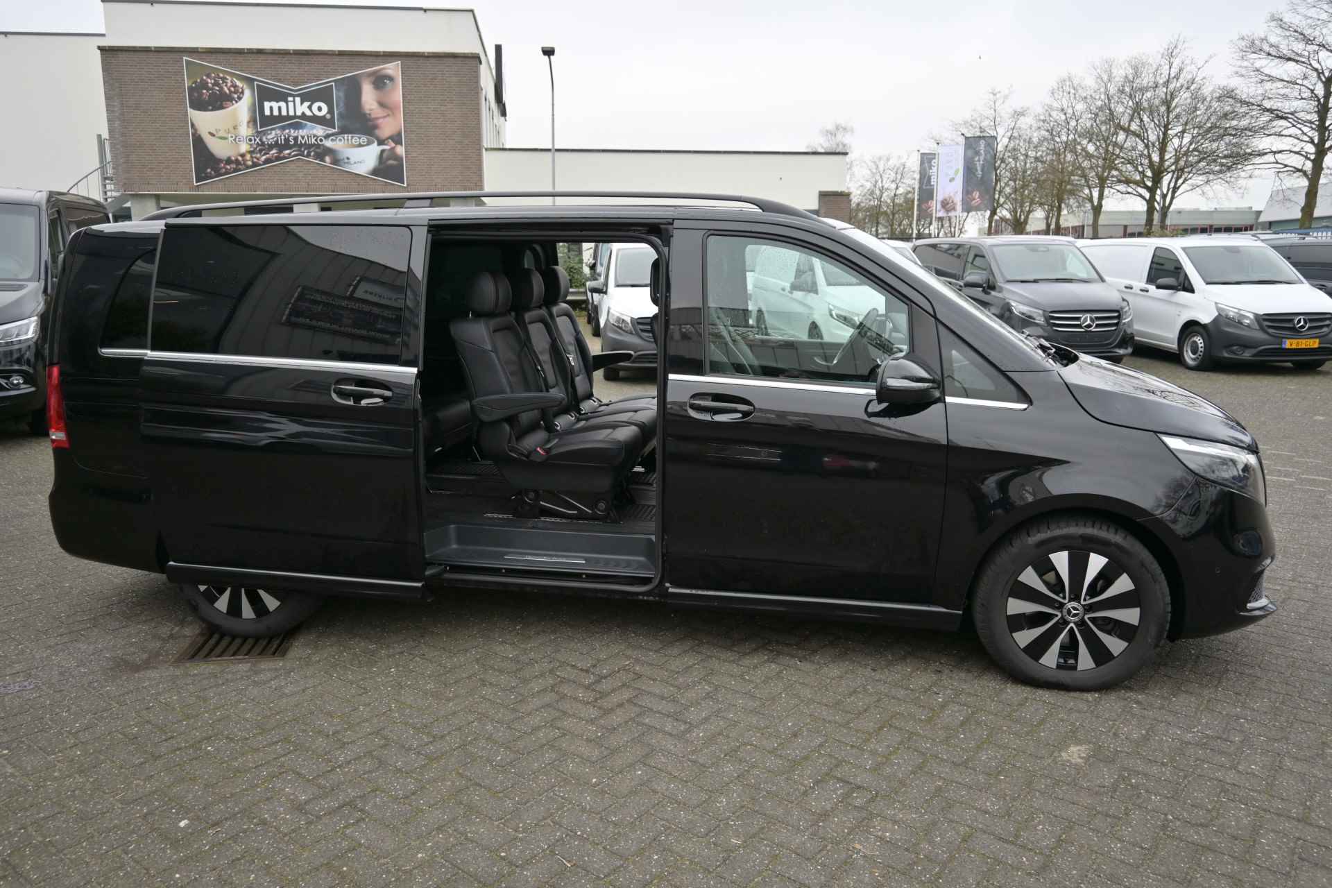 Mercedes-Benz EQV 300 L3 Avantgarde 90 kWh Incl BTW, Airmatic/Luchtvering, 8 persoons, Zwarte hemel - 12/24