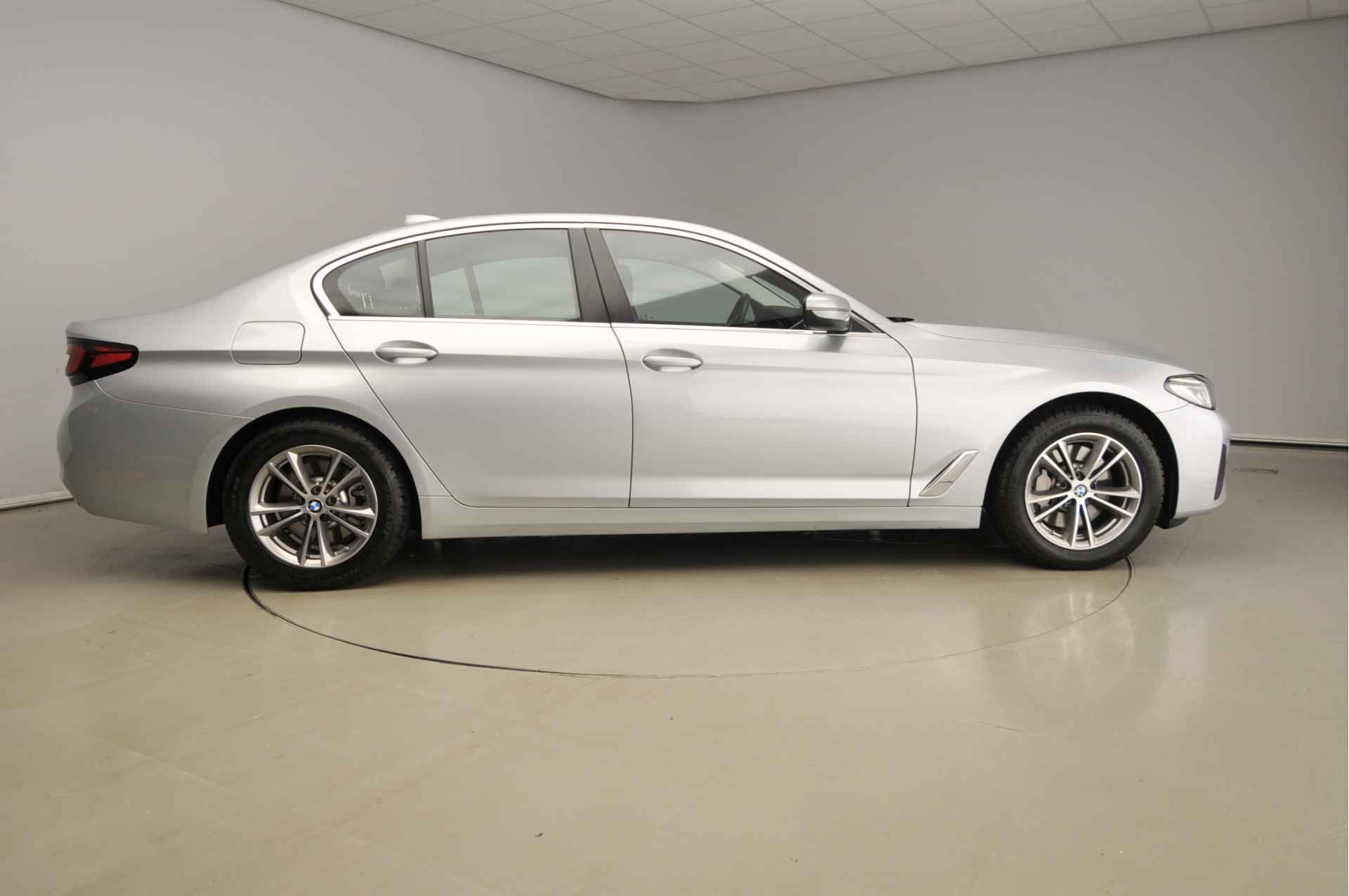 BMW 5 Serie Sedan 530e LCI model!! / LED / Leder / Navigatie / Comfortzetels / Stoelverwarming /  Chrome line / DAB / Alu 17 inch - 5/39