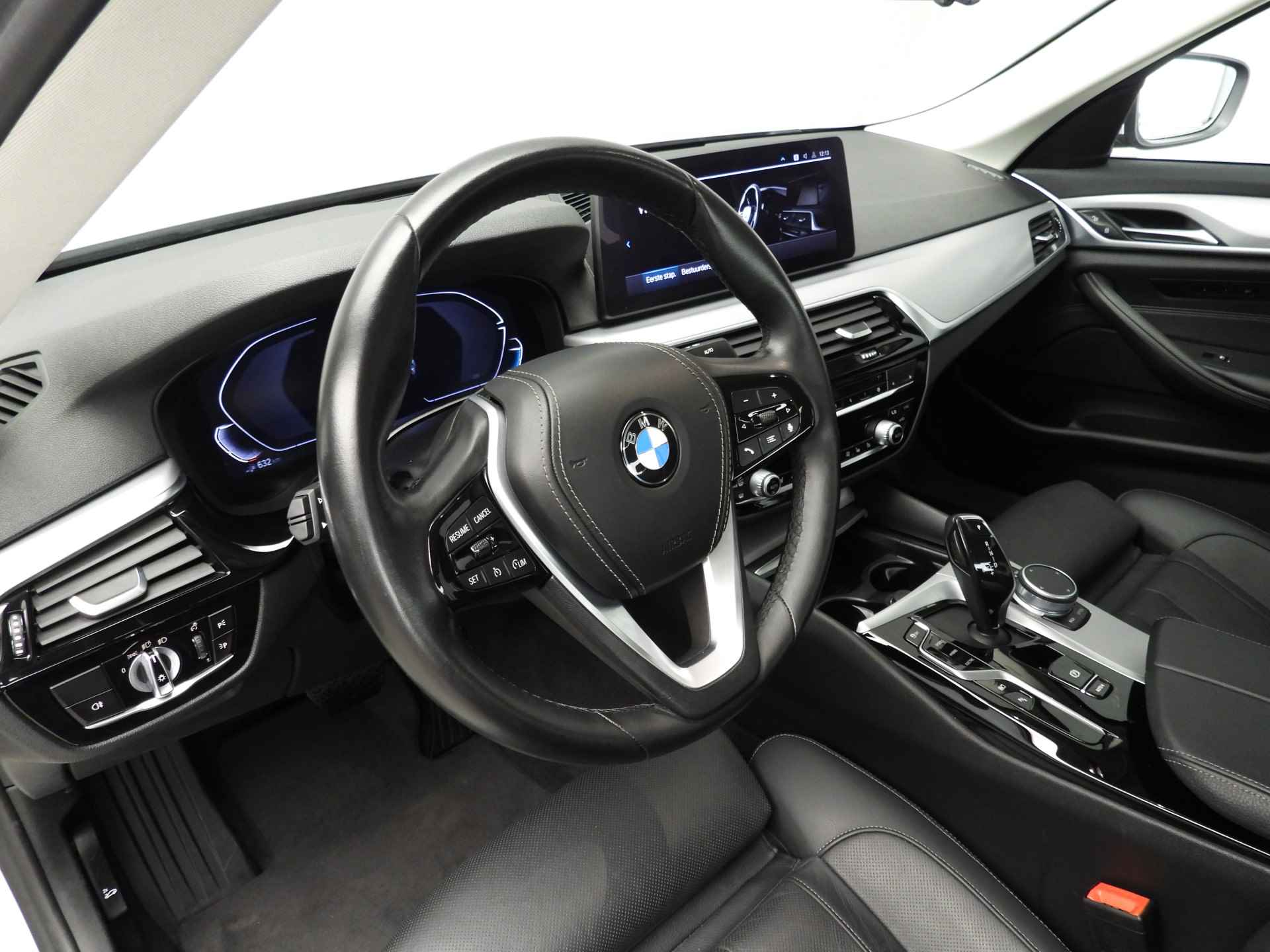 BMW 5 Serie Sedan 530e LCI model!! / LED / Leder / Navigatie / Comfortzetels / Stoelverwarming /  Chrome line / DAB / Alu 17 inch - 7/39