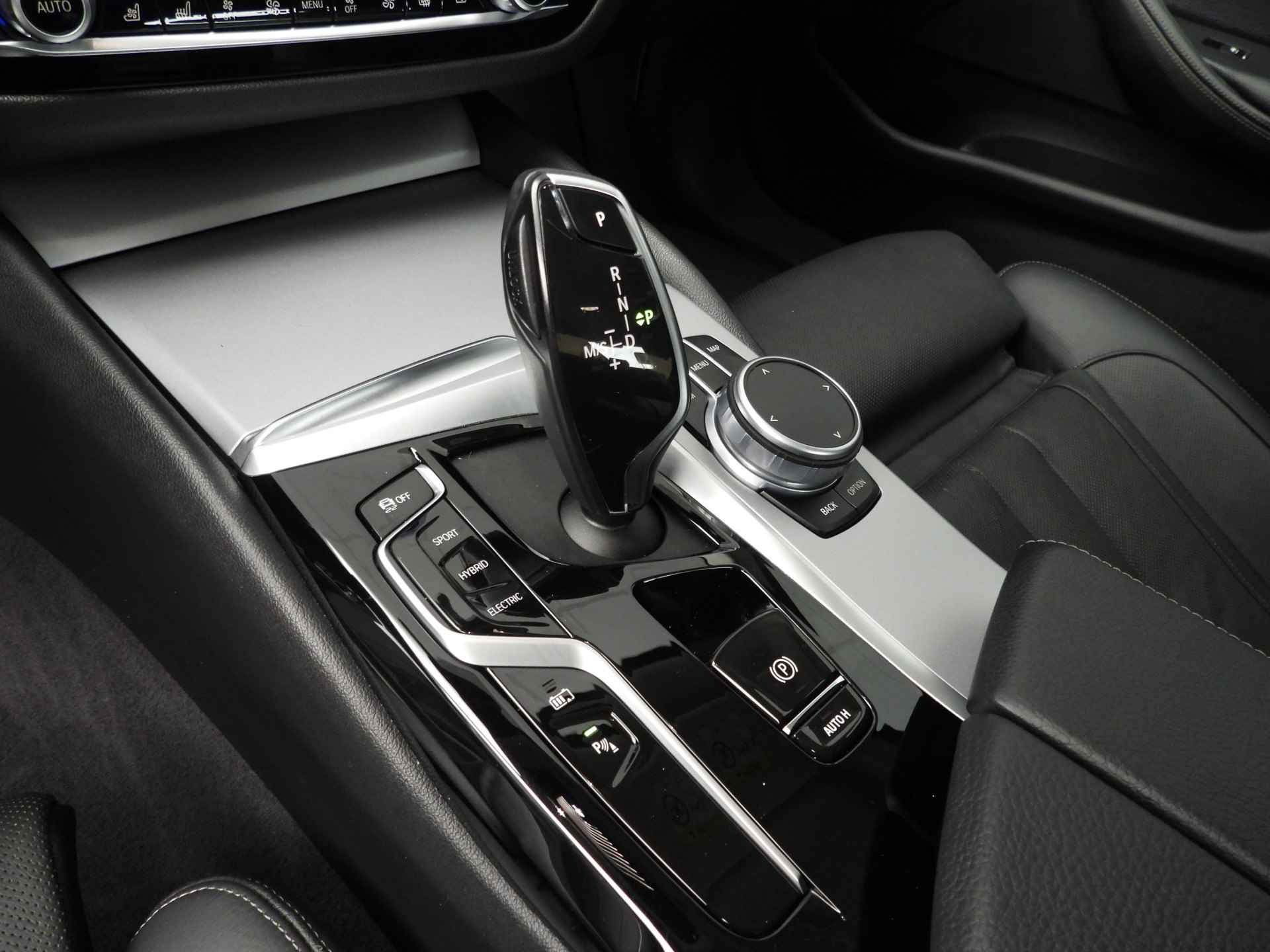 BMW 5 Serie Sedan 530e LCI model!! / LED / Leder / Navigatie / Comfortzetels / Stoelverwarming /  Chrome line / DAB / Alu 17 inch - 17/39