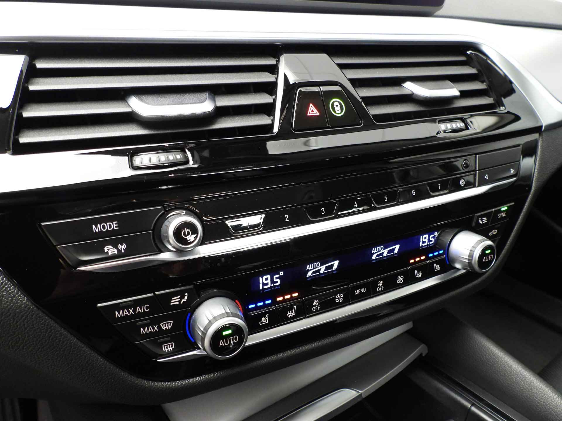 BMW 5 Serie Sedan 530e LCI model!! / LED / Leder / Navigatie / Comfortzetels / Stoelverwarming /  Chrome line / DAB / Alu 17 inch - 18/39