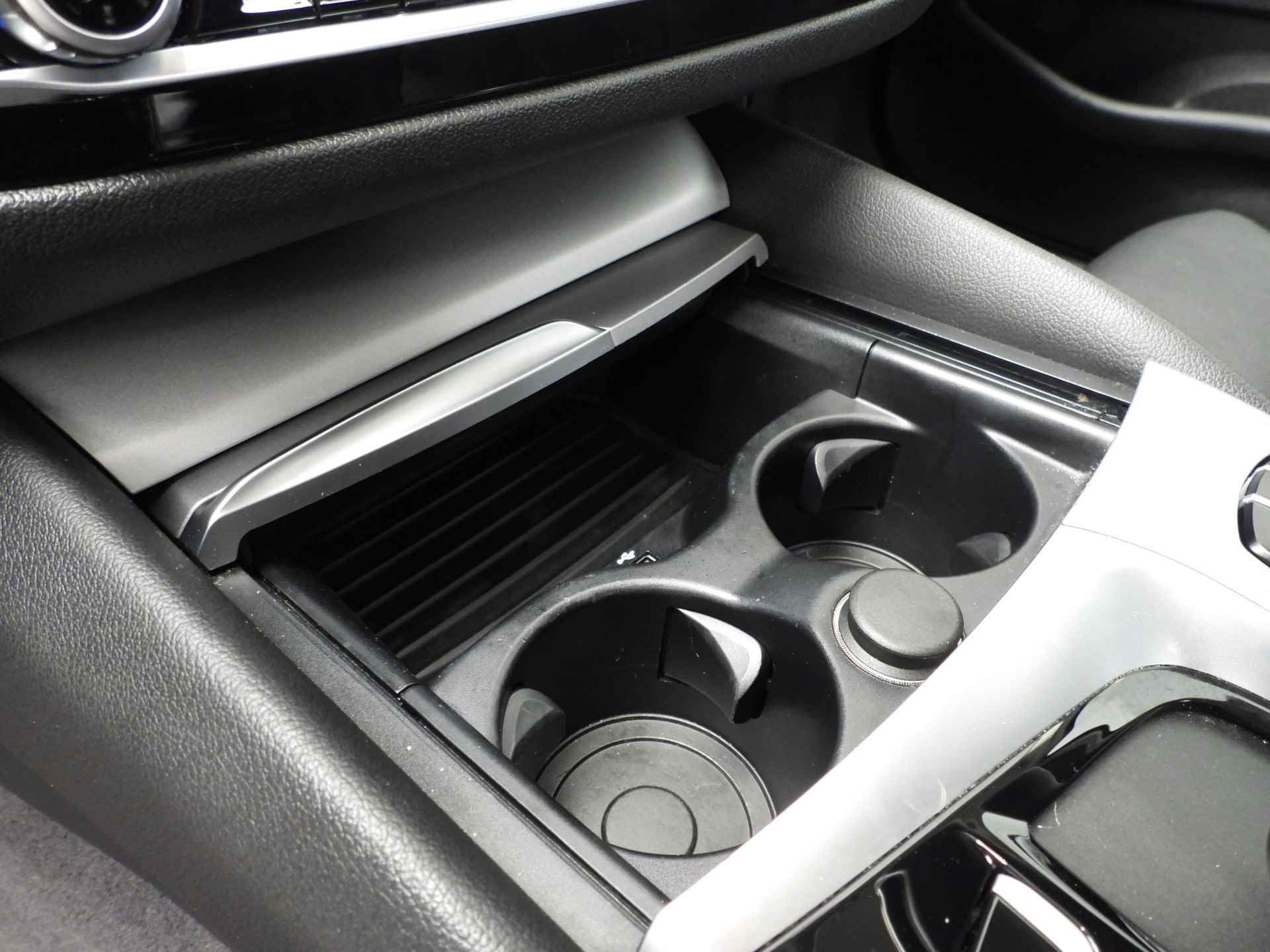 BMW 5 Serie Sedan 530e LCI model!! / LED / Leder / Navigatie / Comfortzetels / Stoelverwarming /  Chrome line / DAB / Alu 17 inch - 31/39