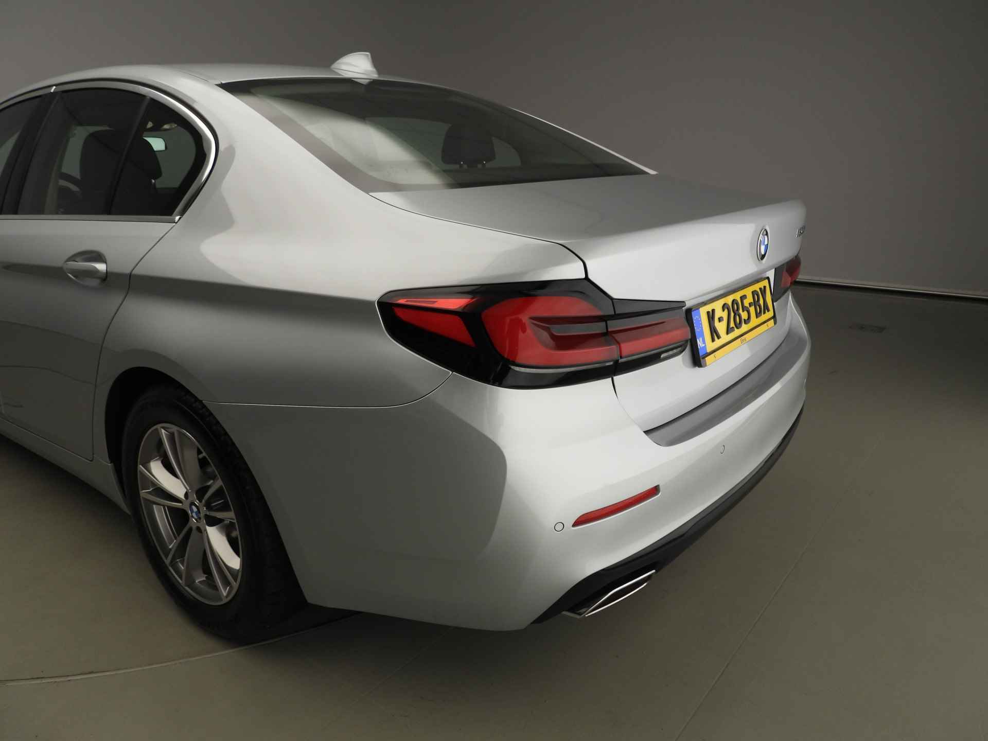 BMW 5 Serie Sedan 530e LCI model!! / LED / Leder / Navigatie / Comfortzetels / Stoelverwarming /  Chrome line / DAB / Alu 17 inch - 35/39