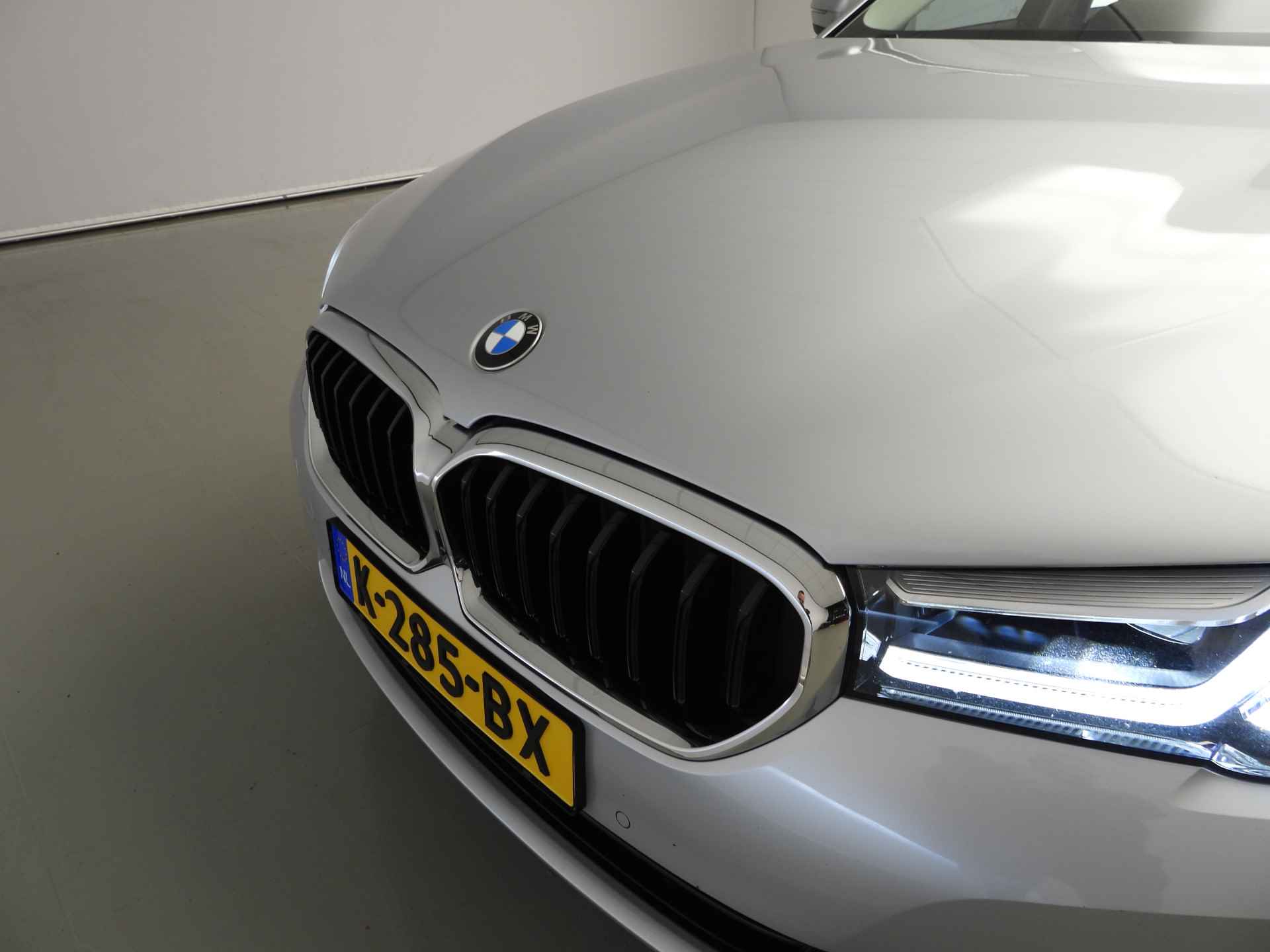 BMW 5 Serie Sedan 530e LCI model!! / LED / Leder / Navigatie / Comfortzetels / Stoelverwarming /  Chrome line / DAB / Alu 17 inch - 38/39