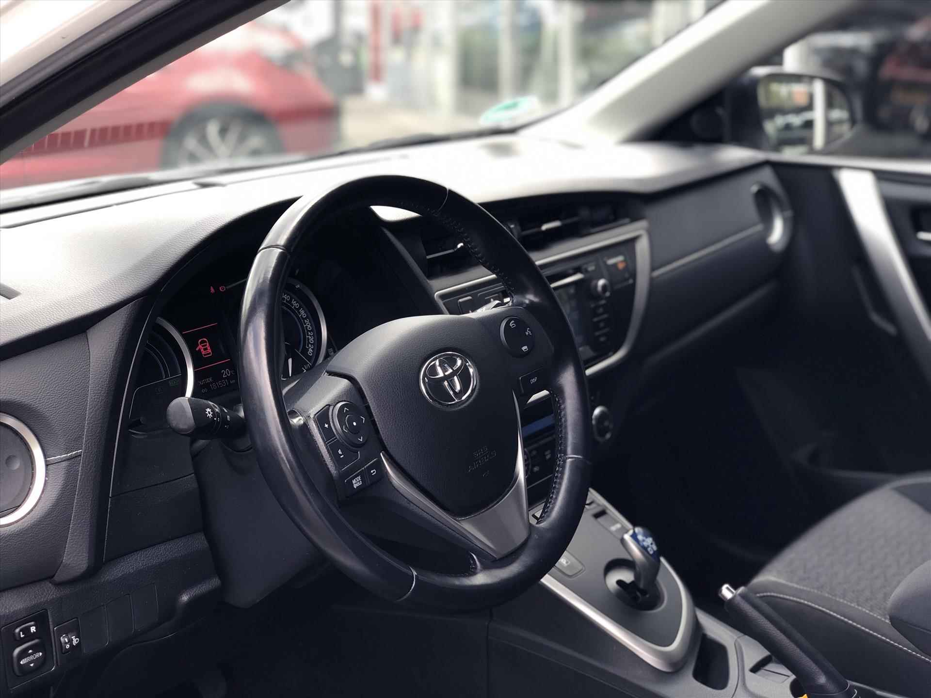 Toyota Auris 1.8 Hybrid Dynamic | Navigatie, Parkeercamera, 16 inch Lichtmetalen velgen, Privacy Glass, Bluetooth, Top onderhouden! - 4/37