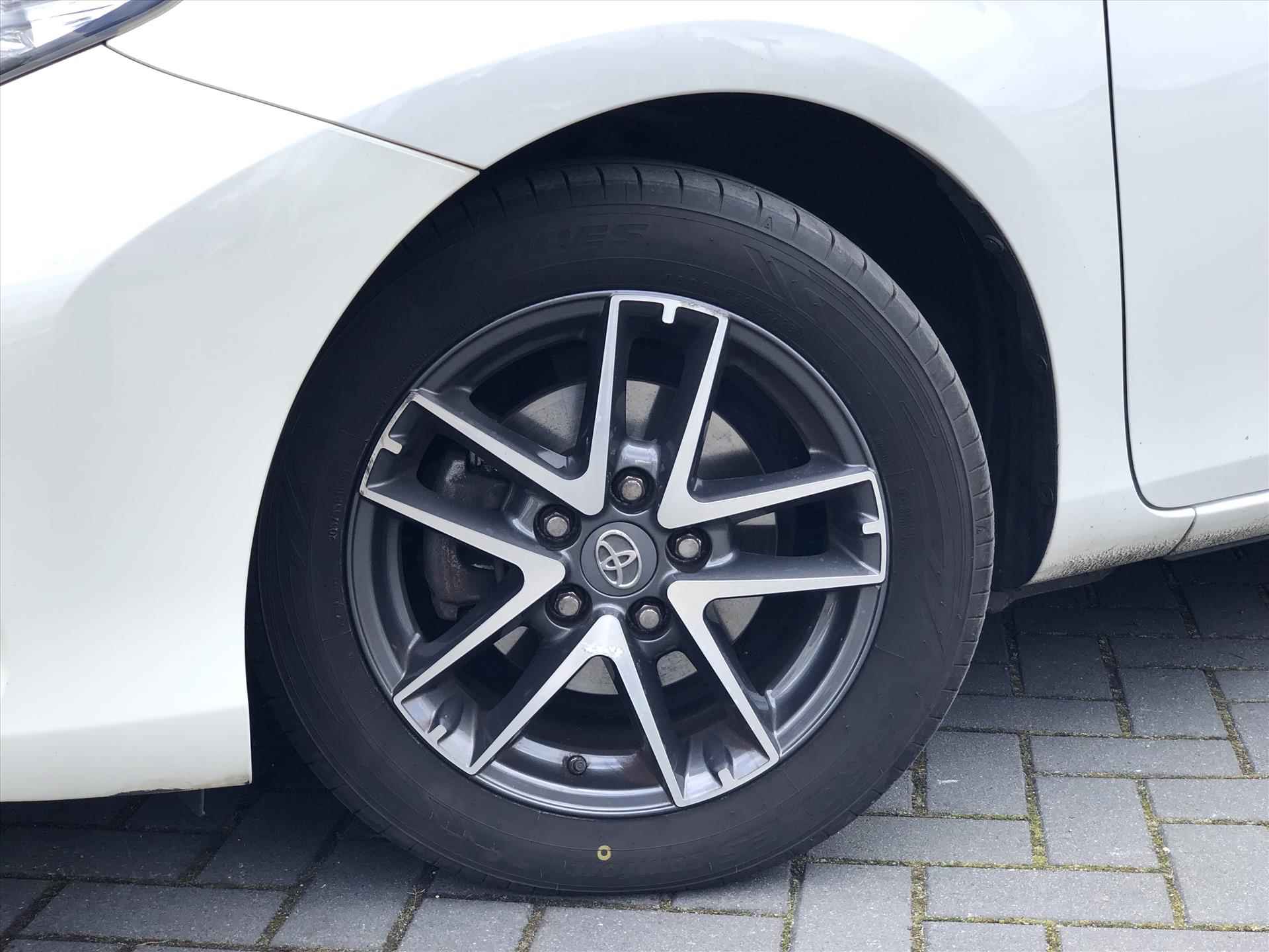 Toyota Auris 1.8 Hybrid Dynamic | Navigatie, Parkeercamera, 16 inch Lichtmetalen velgen, Privacy Glass, Bluetooth, Top onderhouden! - 6/37
