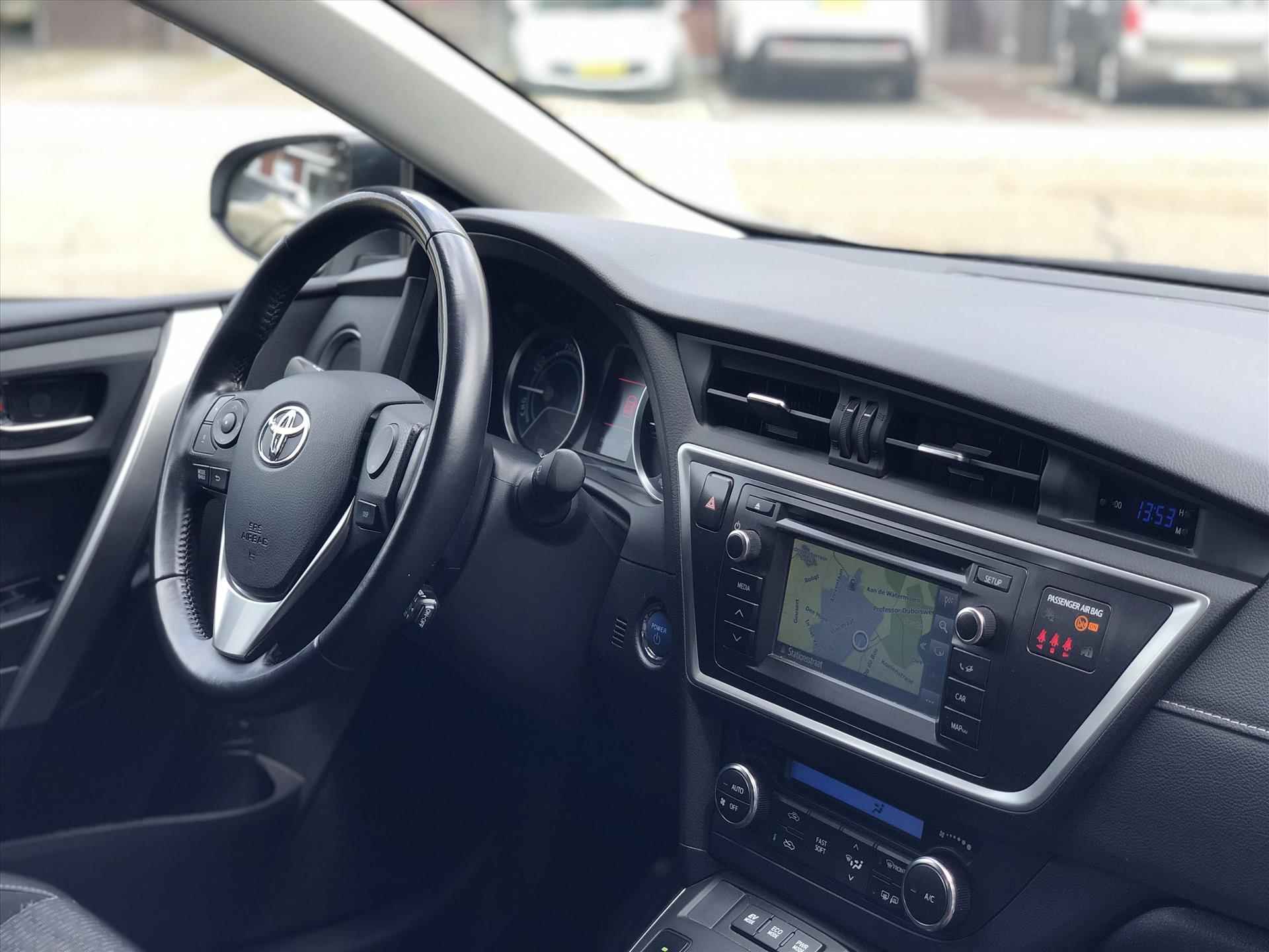 Toyota Auris 1.8 Hybrid Dynamic | Navigatie, Parkeercamera, 16 inch Lichtmetalen velgen, Privacy Glass, Bluetooth, Top onderhouden! - 10/37