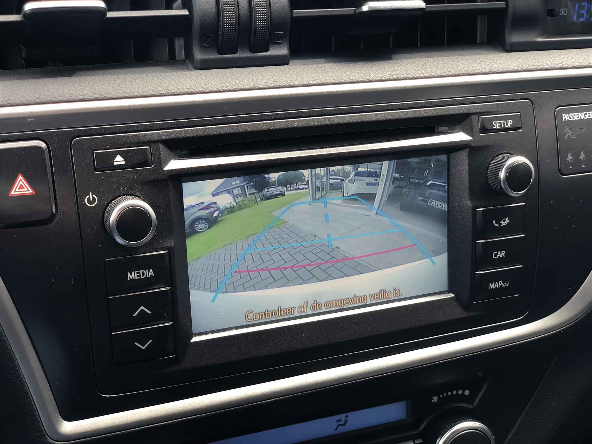 Toyota Auris 1.8 Hybrid Dynamic | Navigatie, Parkeercamera, 16 inch Lichtmetalen velgen, Privacy Glass, Bluetooth, Top onderhouden! - 16/37