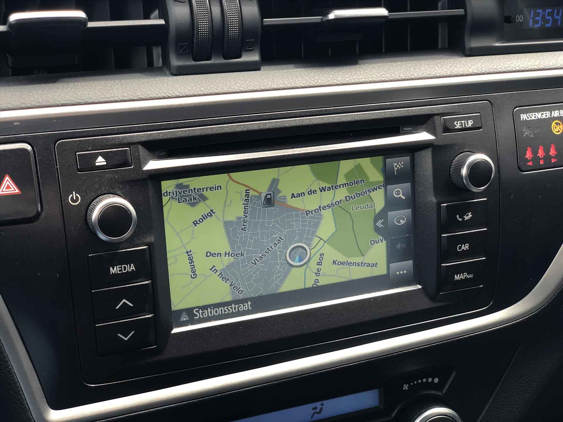 Toyota Auris 1.8 Hybrid Dynamic | Navigatie, Parkeercamera, 16 inch Lichtmetalen velgen, Privacy Glass, Bluetooth, Top onderhouden! - 17/37