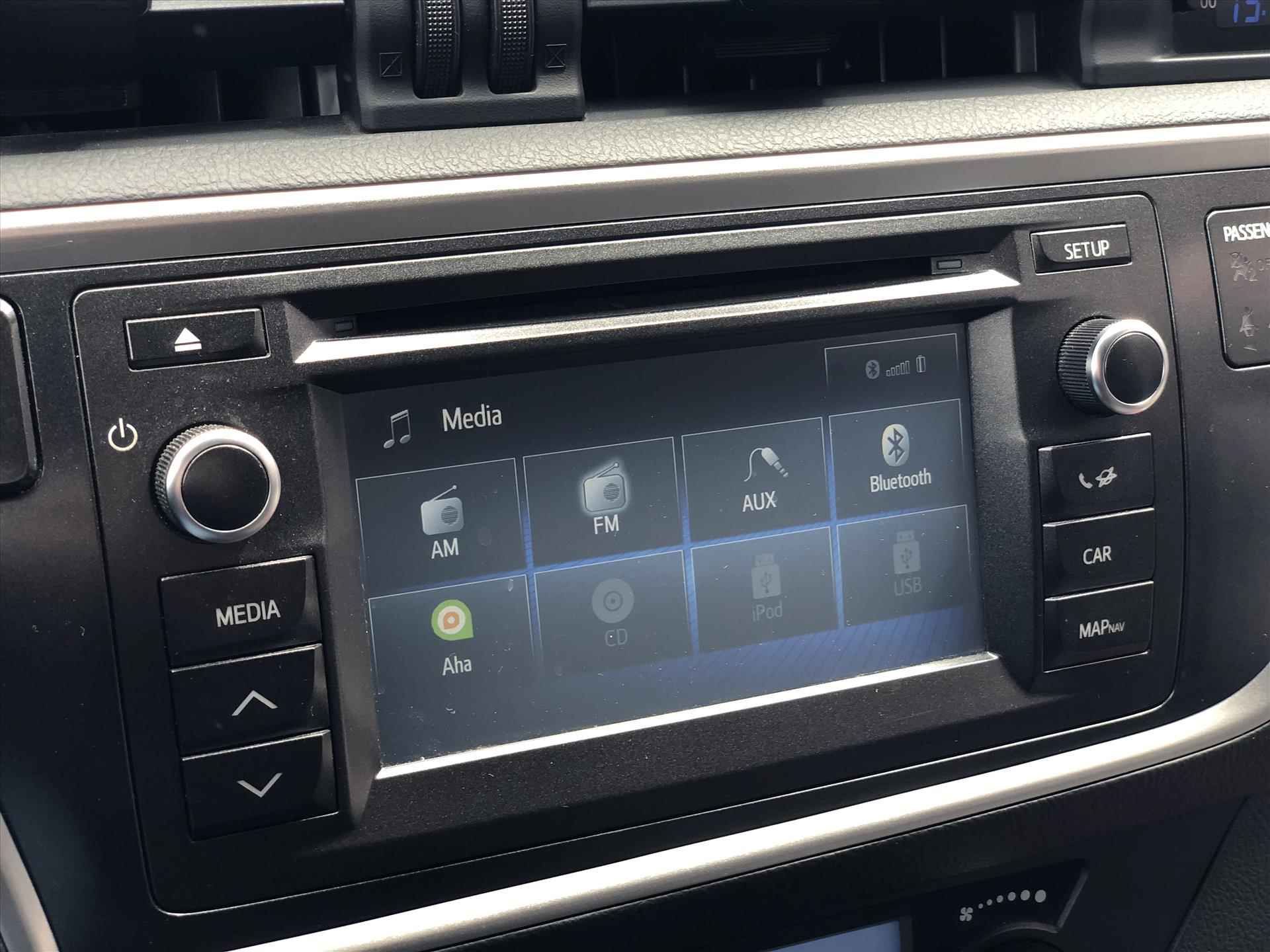Toyota Auris 1.8 Hybrid Dynamic | Navigatie, Parkeercamera, 16 inch Lichtmetalen velgen, Privacy Glass, Bluetooth, Top onderhouden! - 21/37