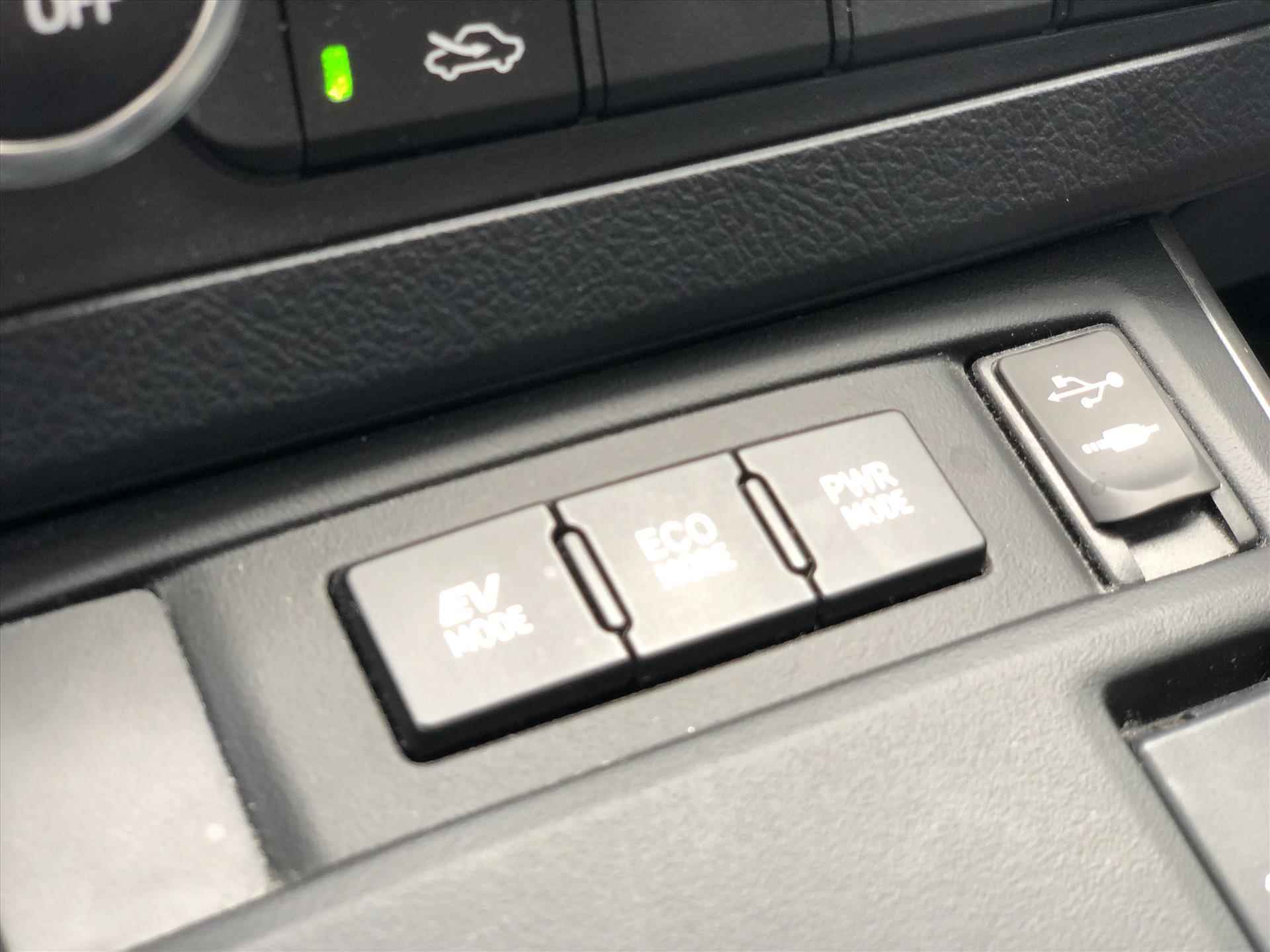 Toyota Auris 1.8 Hybrid Dynamic | Navigatie, Parkeercamera, 16 inch Lichtmetalen velgen, Privacy Glass, Bluetooth, Top onderhouden! - 24/37
