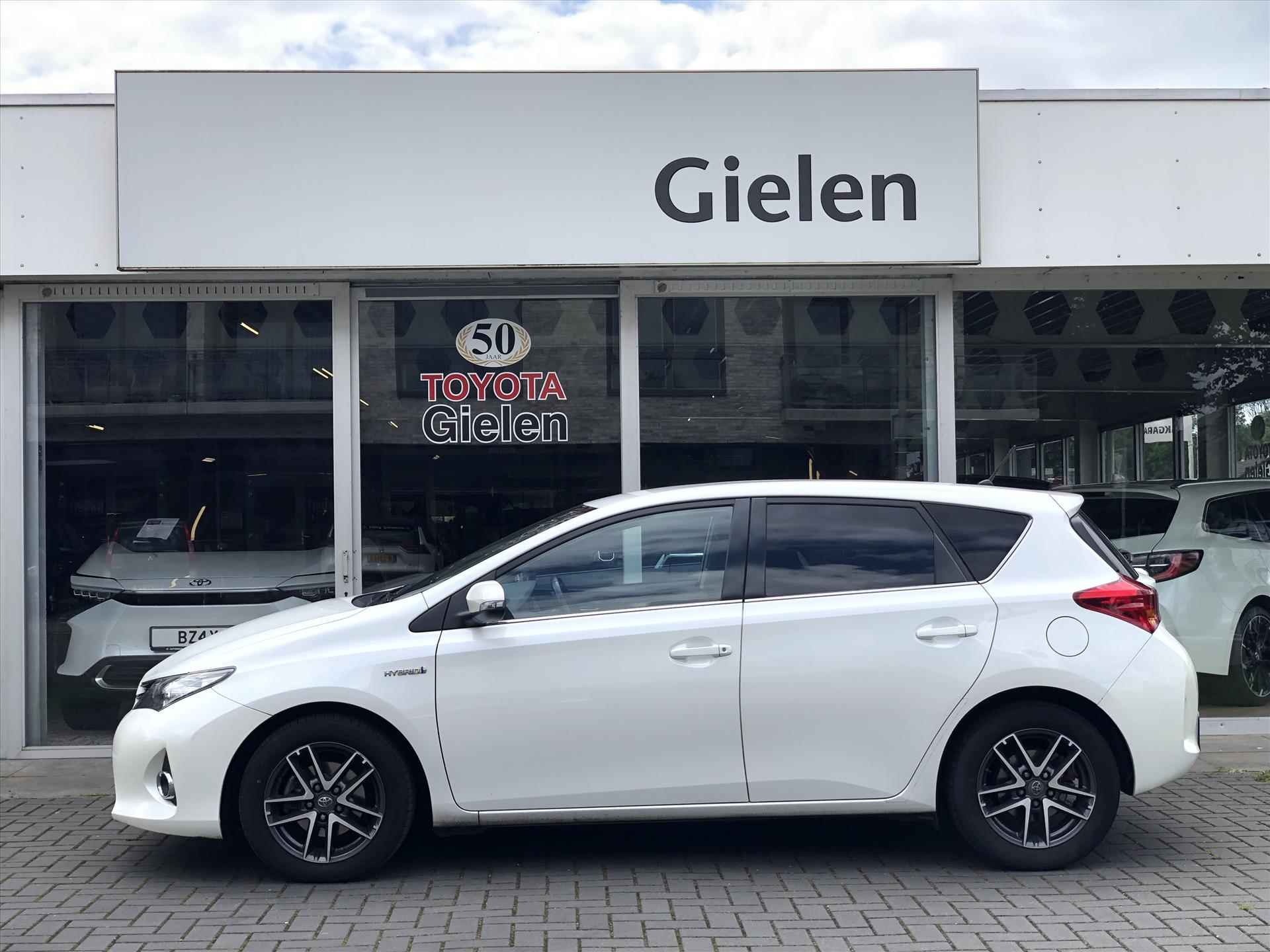 Toyota Auris 1.8 Hybrid Dynamic | Navigatie, Parkeercamera, 16 inch Lichtmetalen velgen, Privacy Glass, Bluetooth, Top onderhouden! - 2/31