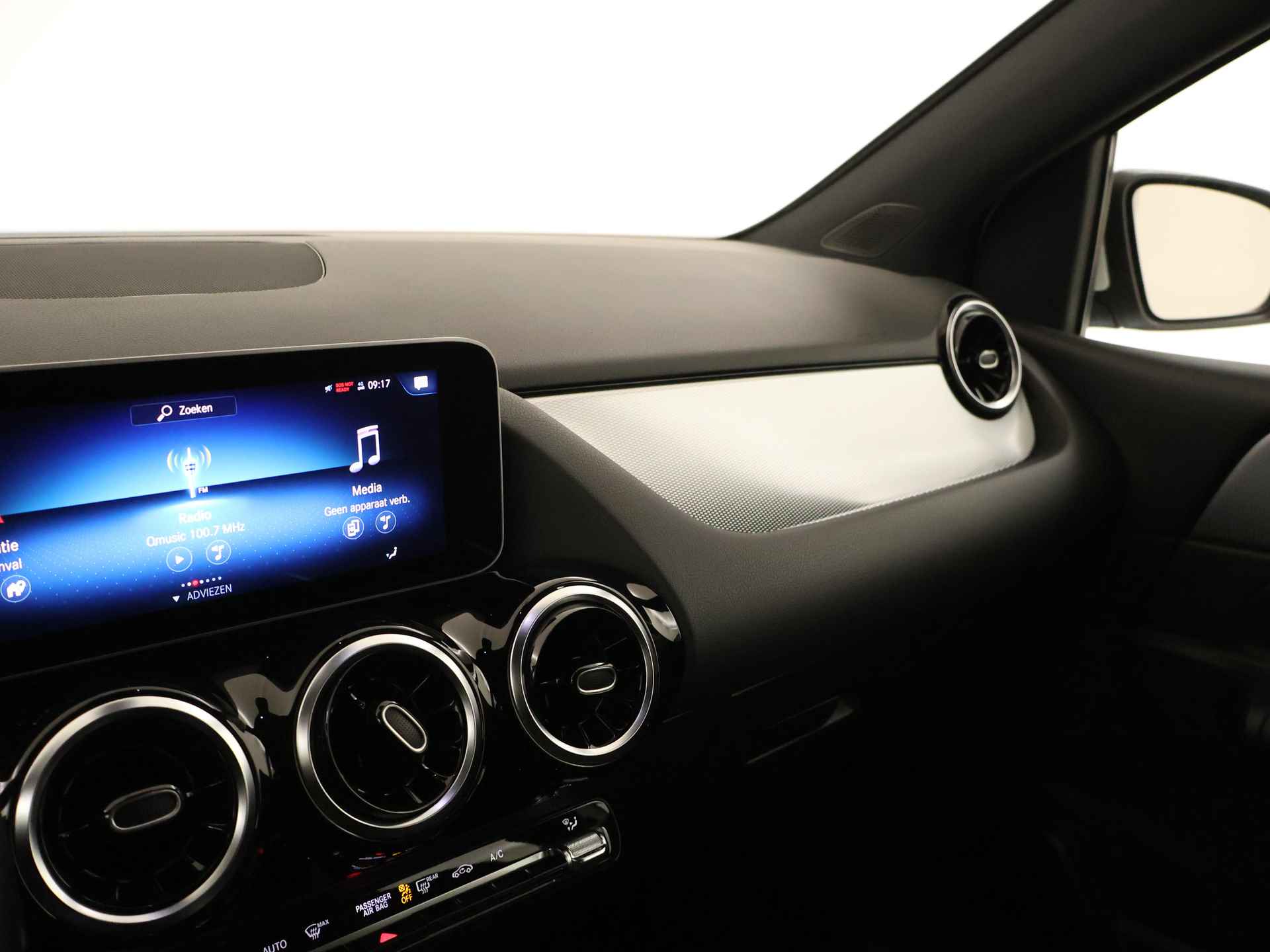 Mercedes-Benz B-Klasse 180 Launch Edition | Trekhaak | Apple Carplay | Parkeerpakket met Camera | LED Verlichting | Inclusief 24 maanden MB Certified garantie voor Europa. - 8/44