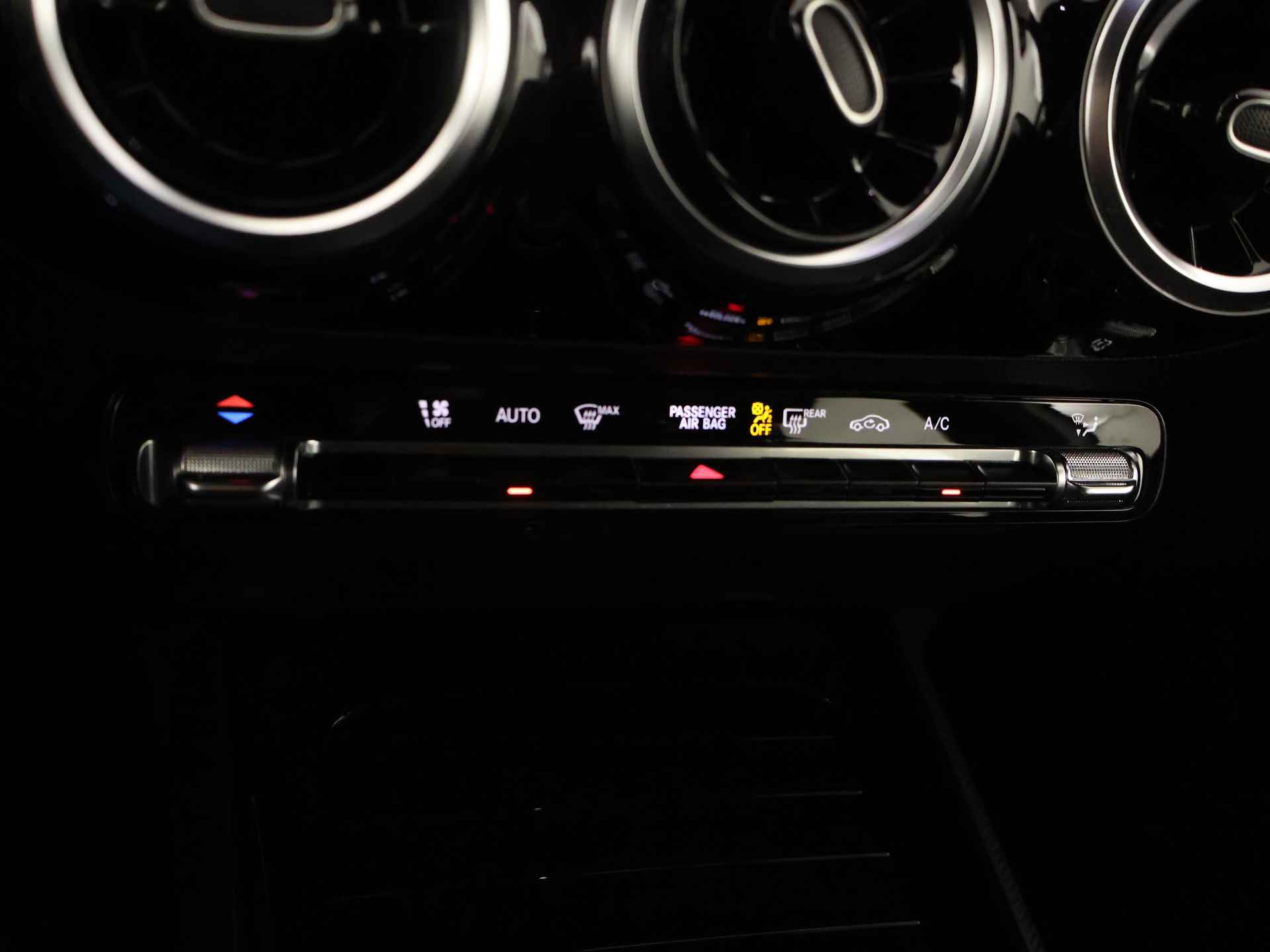 Mercedes-Benz B-Klasse 180 Launch Edition | Trekhaak | Apple Carplay | Parkeerpakket met Camera | LED Verlichting | Inclusief 24 maanden MB Certified garantie voor Europa. - 12/44