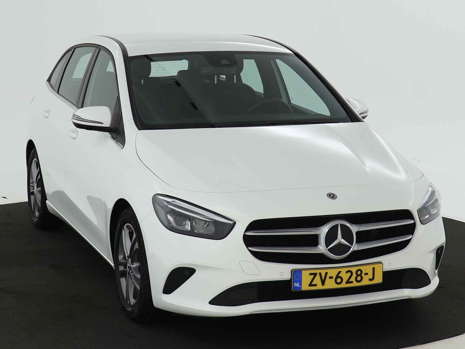 Mercedes-Benz B-Klasse 180 Launch Edition | Trekhaak | Apple Carplay | Parkeerpakket met Camera | LED Verlichting | Inclusief 24 maanden MB Certified garantie voor Europa. - 28/44