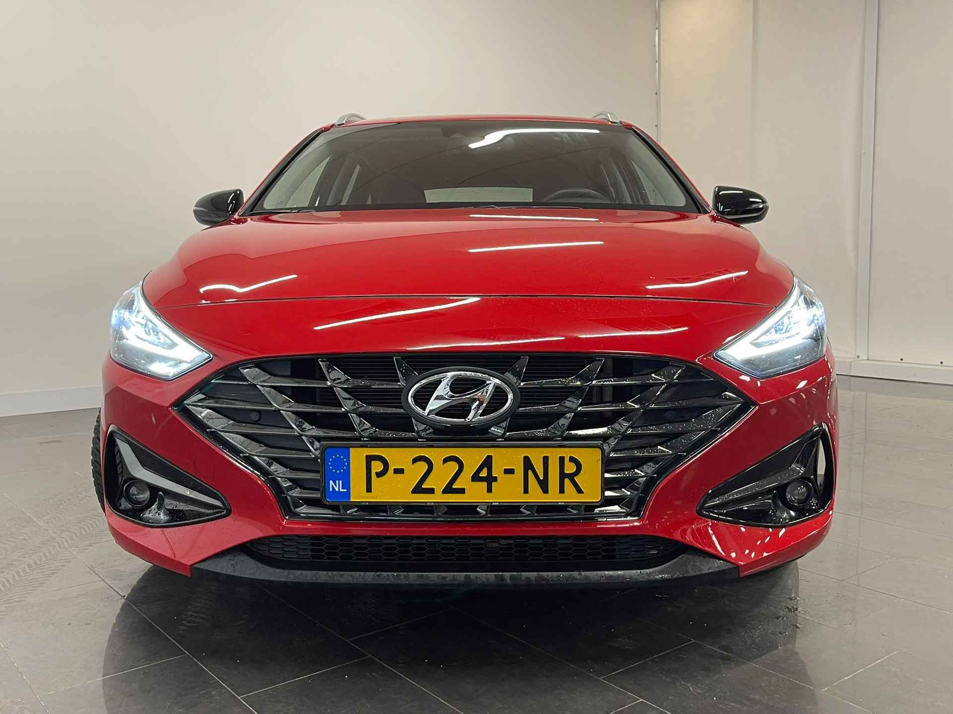 Hyundai i30 Wagon 1.5 T-GDi MHEV Premium | Stoelverkoeling & -verwarming | Camera | Carplay | Getint glas | Trekhaak | - 2/30