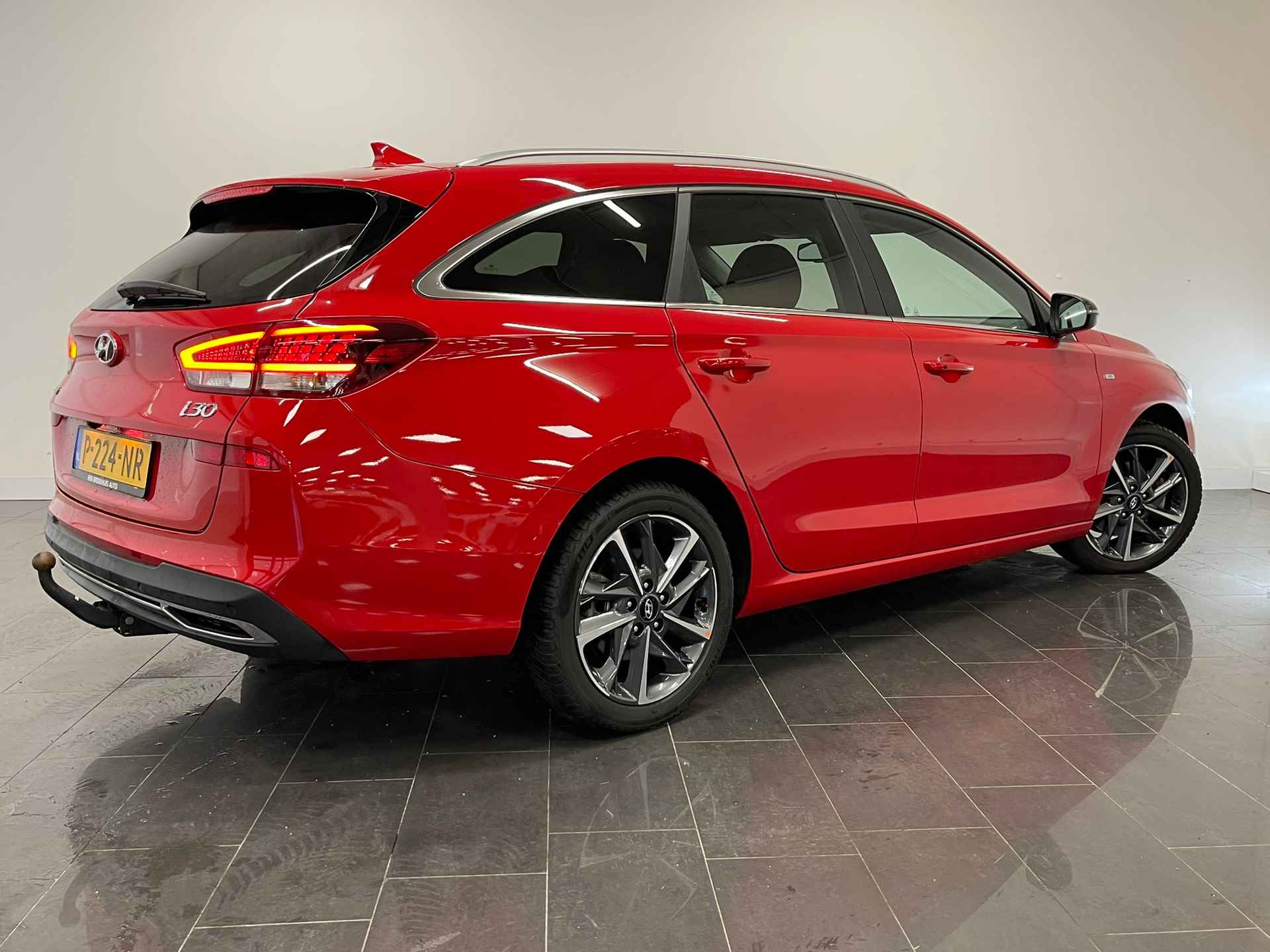 Hyundai i30 Wagon 1.5 T-GDi MHEV Premium | Stoelverkoeling & -verwarming | Camera | Carplay | Getint glas | Trekhaak | - 22/30