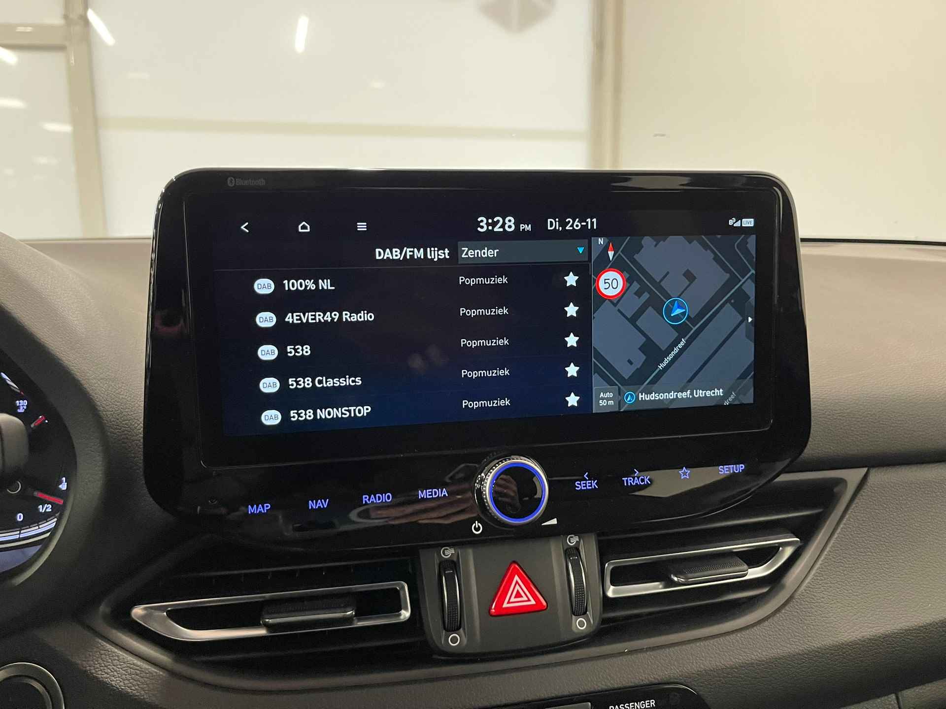 Hyundai i30 Wagon 1.5 T-GDi MHEV Premium | Stoelverkoeling & -verwarming | Camera | Carplay | Getint glas | Trekhaak | - 30/30