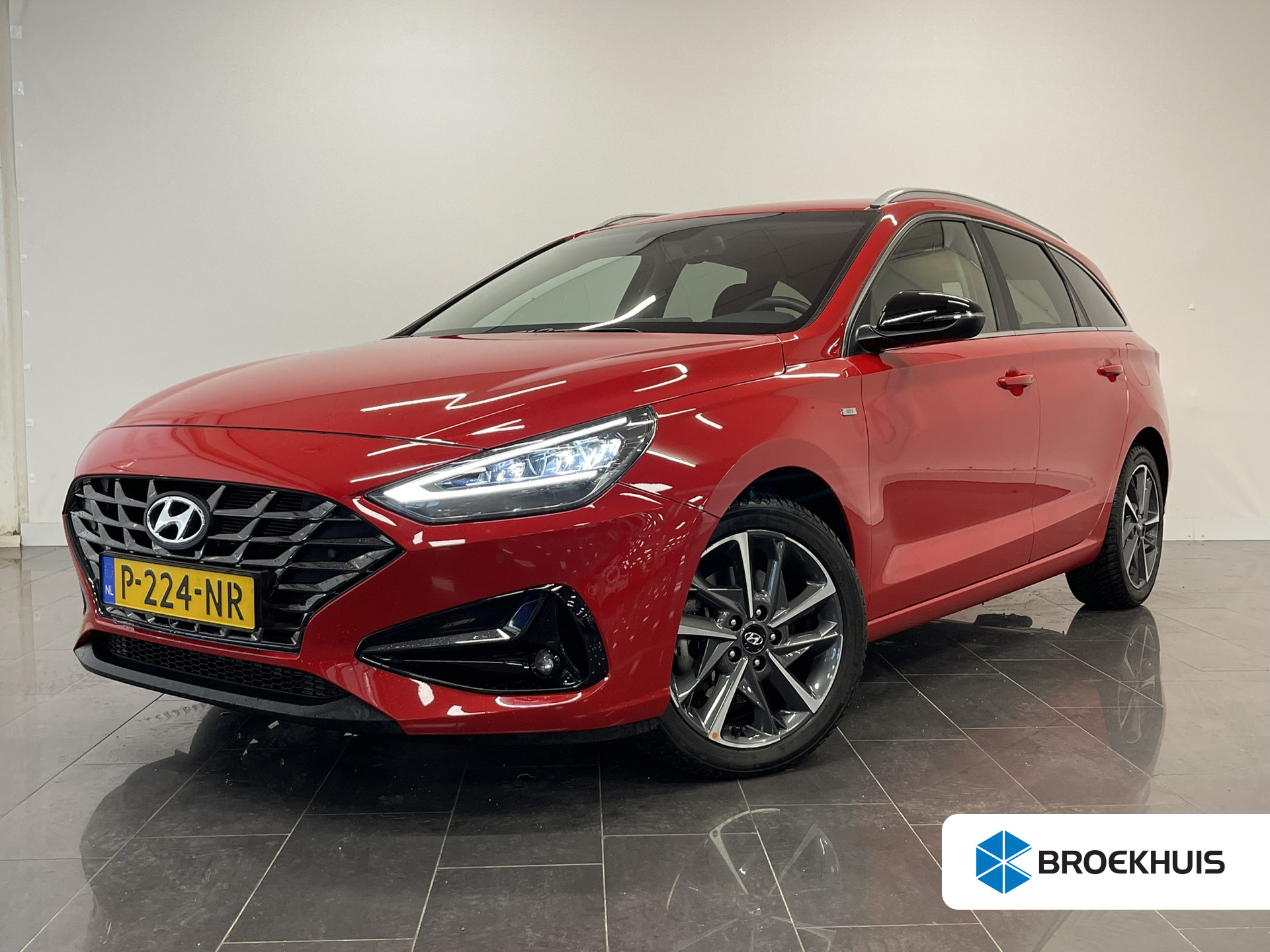 Hyundai i30 Wagon 1.5 T-GDi MHEV Premium | Stoelverkoeling & -verwarming | Camera | Carplay | Getint glas | Trekhaak |