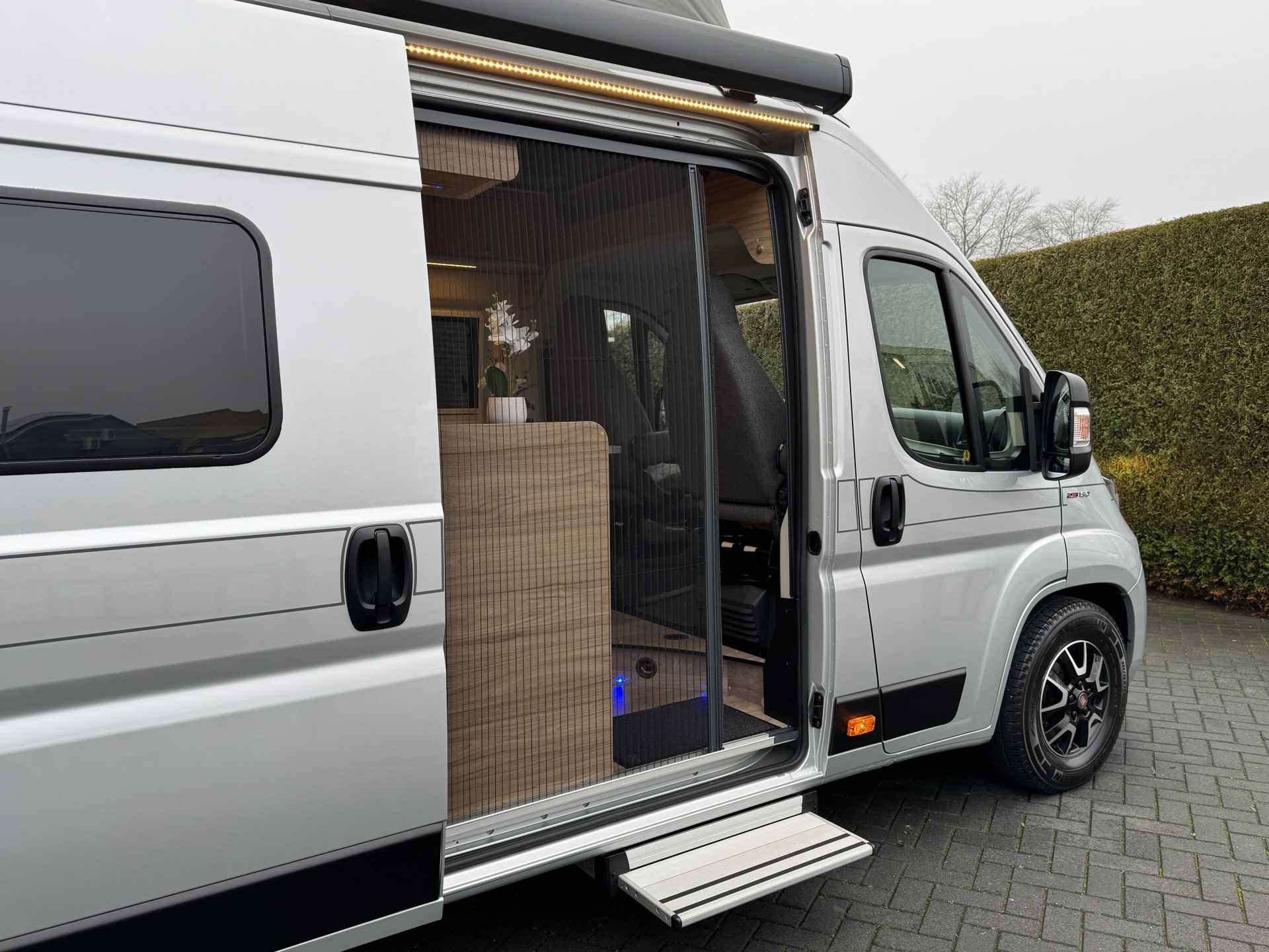 Hymer Yellowstone 640 hefdak 160 pk *4 PERSOONS* Euro6 Fiat Ducato **Lengtebedden/Hefdak met 2 slaapplaatsen/4 zitplaatsen/Soft-Close/ - 71/83