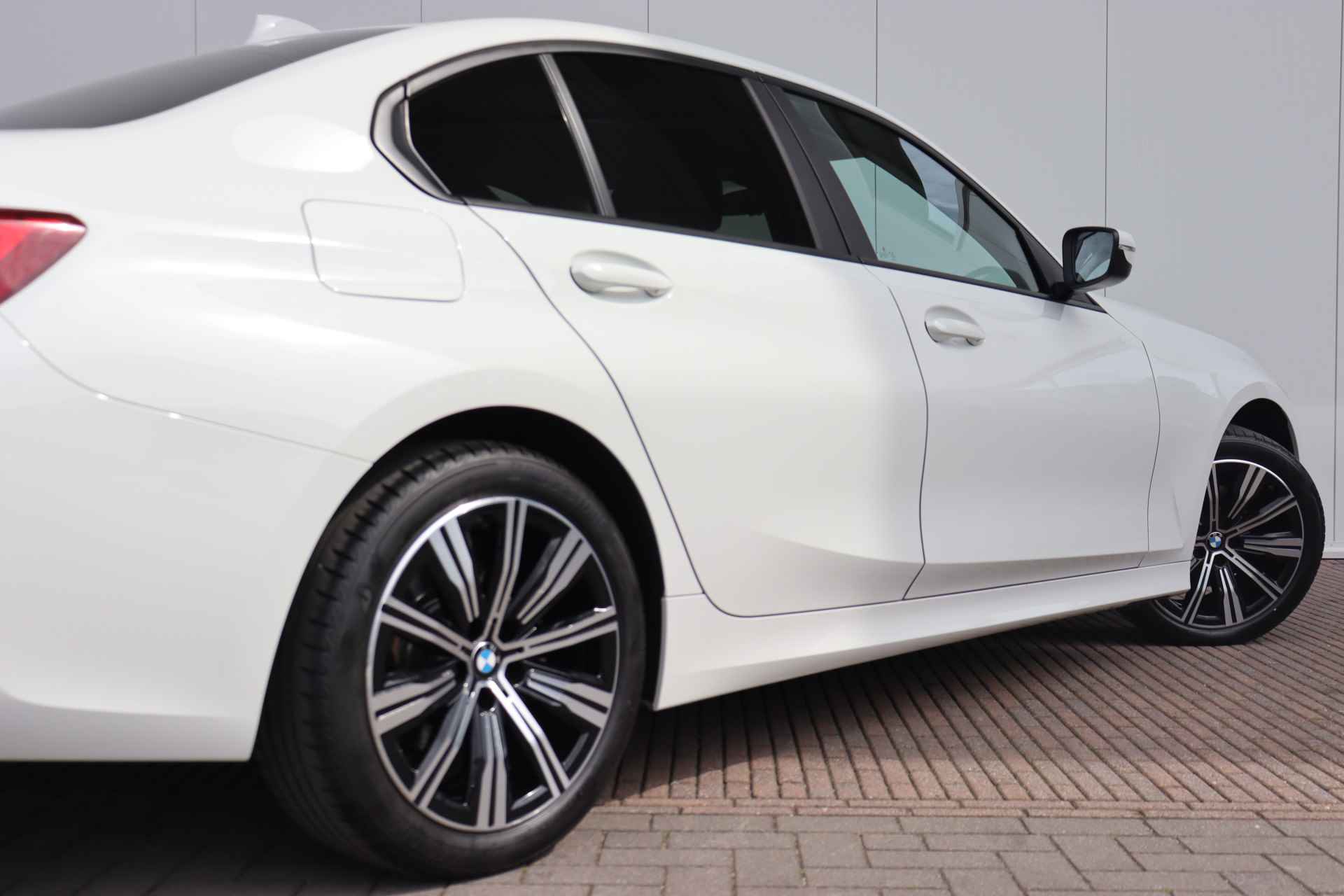 BMW 3 Serie Sedan 320d xDrive Executive / Active Cruise Control / Elektrisch verwarmde voorstoelen / 18" / Extra Getint Glas Achter / M-Sportstuurwiel - 5/34