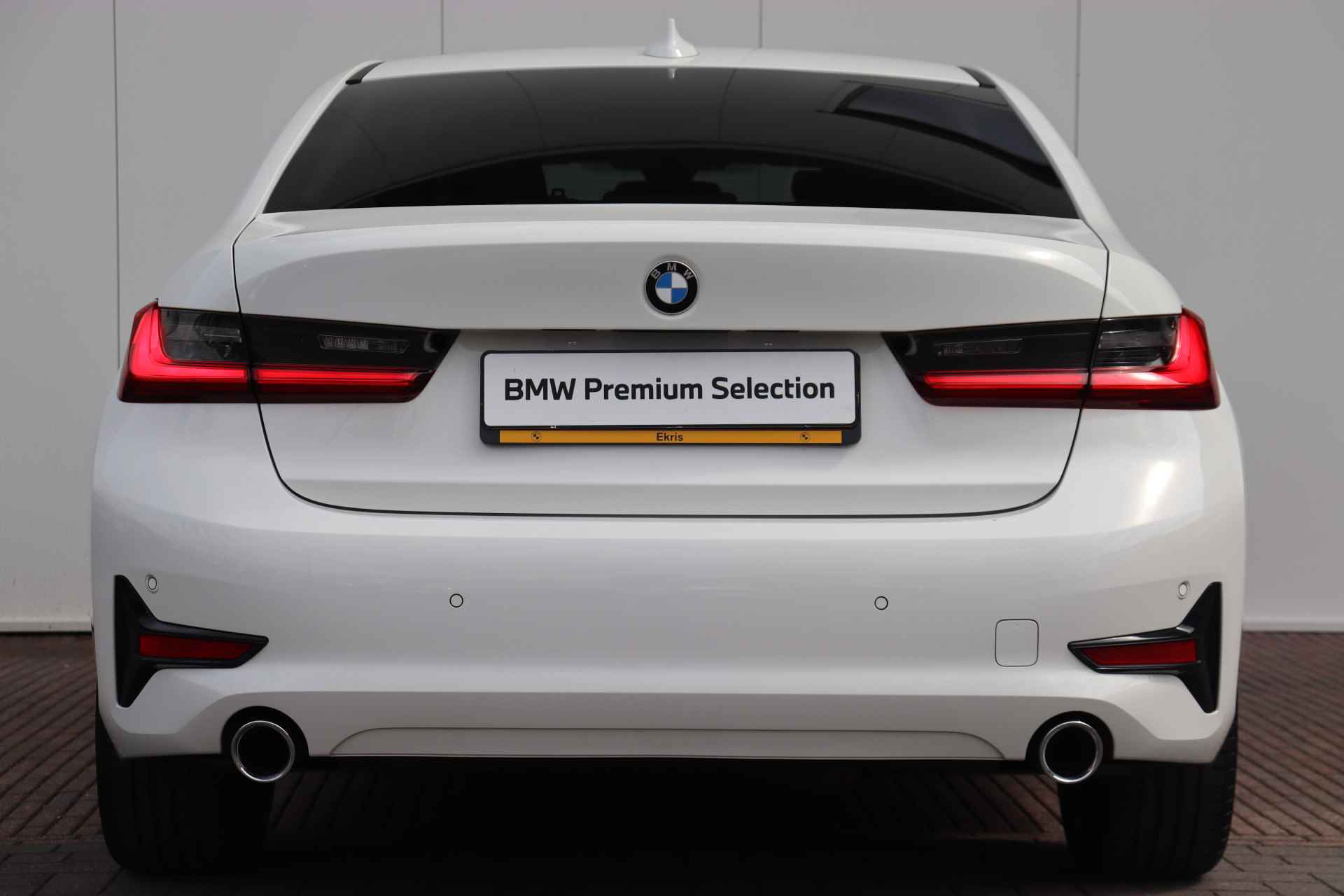 BMW 3 Serie Sedan 320d xDrive Executive / Active Cruise Control / Elektrisch verwarmde voorstoelen / 18" / Extra Getint Glas Achter / M-Sportstuurwiel - 6/34