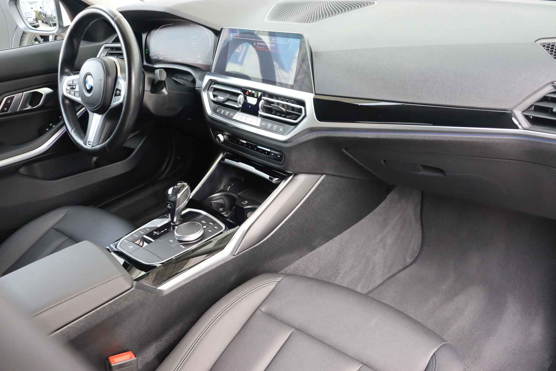 BMW 3 Serie Sedan 320d xDrive Executive / Active Cruise Control / Elektrisch verwarmde voorstoelen / 18" / Extra Getint Glas Achter / M-Sportstuurwiel - 8/34