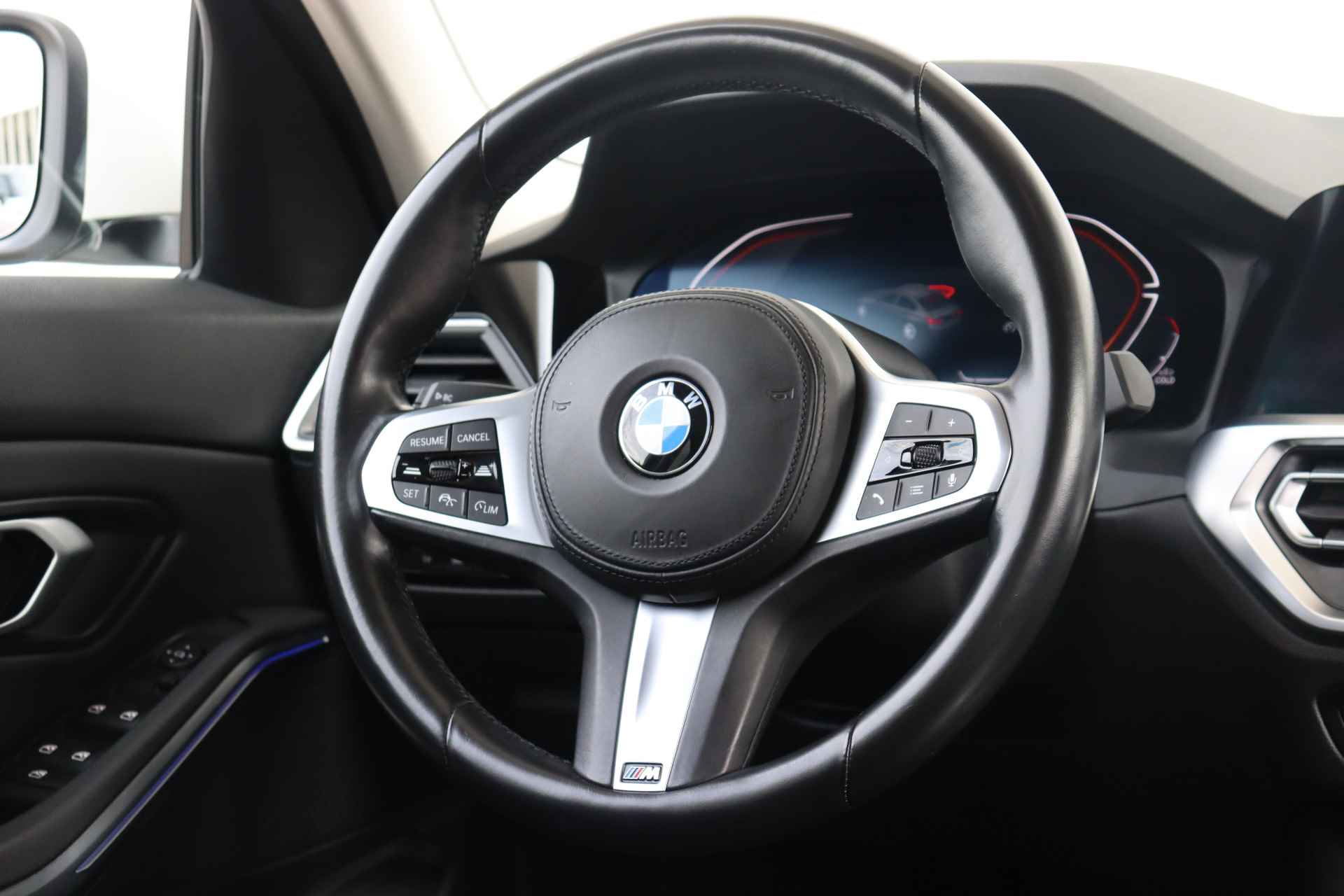 BMW 3 Serie Sedan 320d xDrive Executive / Active Cruise Control / Elektrisch verwarmde voorstoelen / 18" / Extra Getint Glas Achter / M-Sportstuurwiel - 13/34