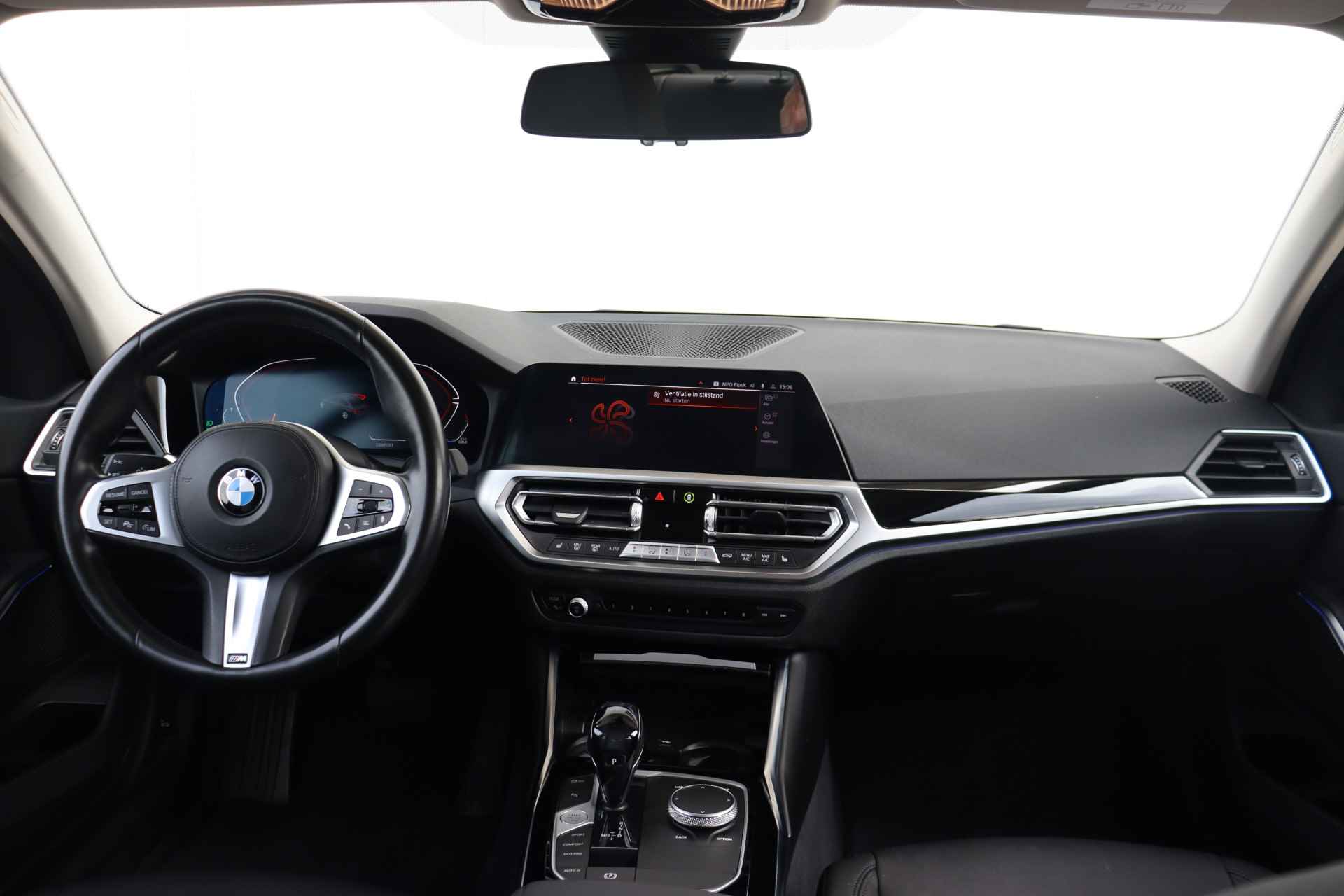 BMW 3 Serie Sedan 320d xDrive Executive / Active Cruise Control / Elektrisch verwarmde voorstoelen / 18" / Extra Getint Glas Achter / M-Sportstuurwiel - 14/34