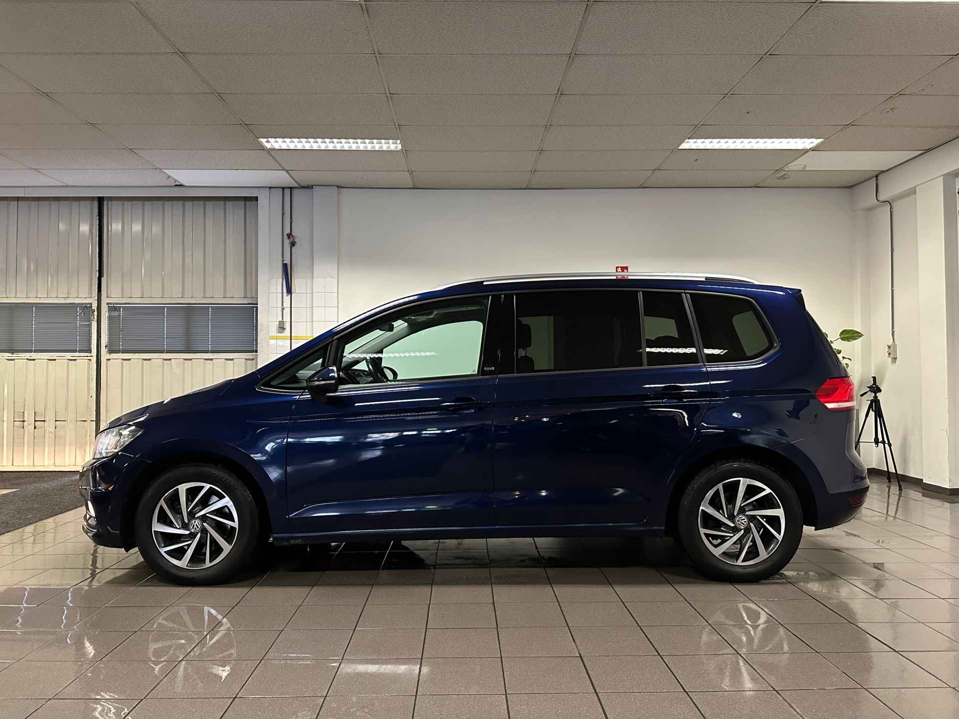 Volkswagen Touran 1.4 TSI Highline * Automaat / 7 Persoons / Navigatie / Trekhaak / Stoelverwarming * - 2/24