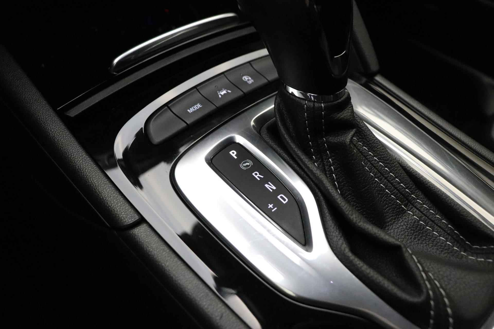 Opel Insignia Grand Sport 2.0 Turbo Ultimate Automaat | Navigatie | Leder | Camera | Stoelverwarming | Keyless | Climate control | Getint glas - 22/38