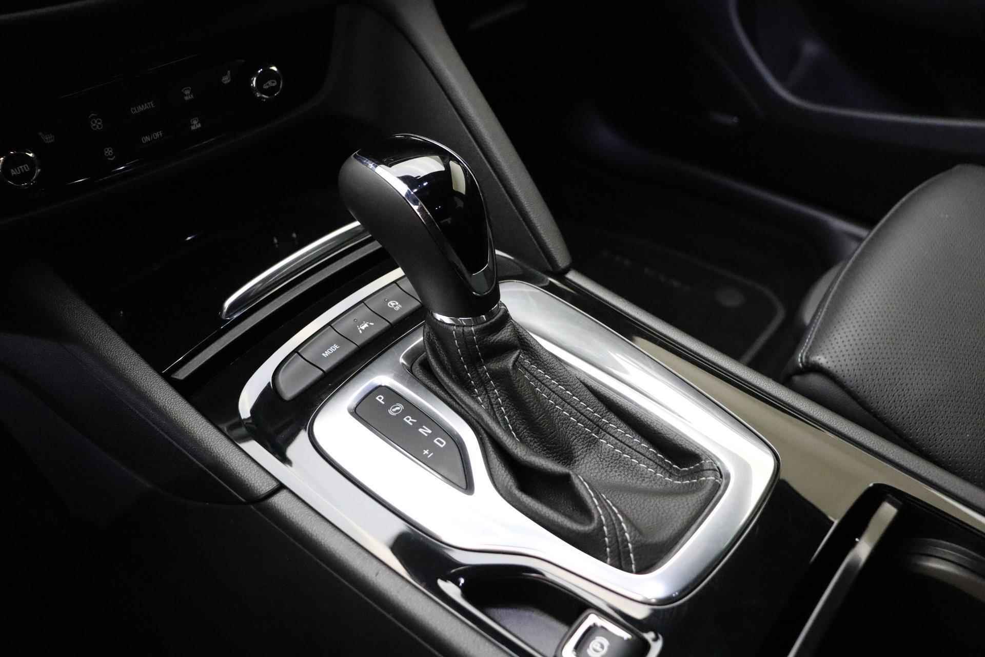 Opel Insignia Grand Sport 2.0 Turbo Ultimate Automaat | Navigatie | Leder | Camera | Stoelverwarming | Keyless | Climate control | Getint glas - 31/38