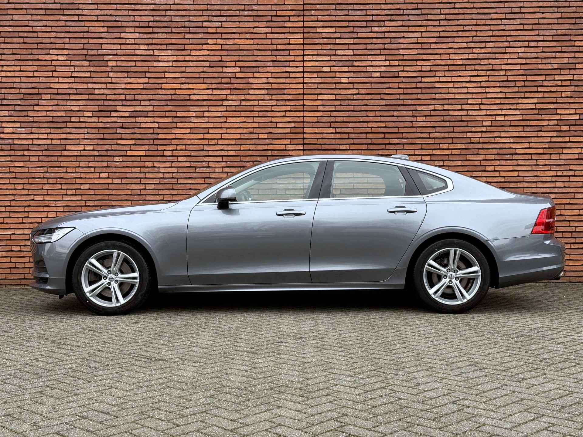 Volvo S90 T4 AUT8 191PK Momentum | Trekhaak | Parkeersensoren | Verwarmbare Voor- en Achterstoelen | Apple Carplay/Android Auto | Keyless Entry | Navigatiesysteem | Navigatiesysteem | Elektrische Achterklep | Standkachel | Drivers Display 12" | Elektrisch Verstelbare Lendensteunen - 8/22