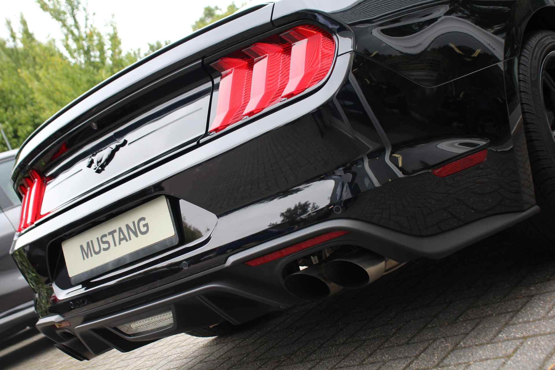 Ford Mustang Fastback 2.3EB AUTOMAAT | 1e EIGENAAR! | PERFORMANCE UITLAAT | DEALER ONDERHOUDEN! | NAVI (INCL APPLE CARPLAY & ANDROID AUTO | C - 13/44