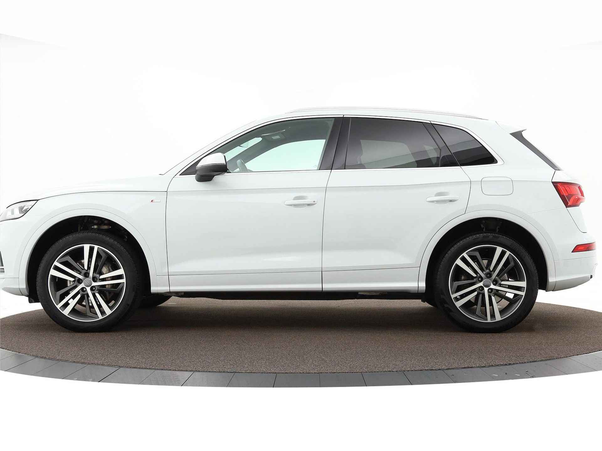 Audi Q5 55 TFSIe 367pk S-tronic quattro Competition · S-Line · Navi · ACC · P-Sensoren · Keyless · Elek. Achterklep · Smartphone Interface · 20'' Inch · - 40/47