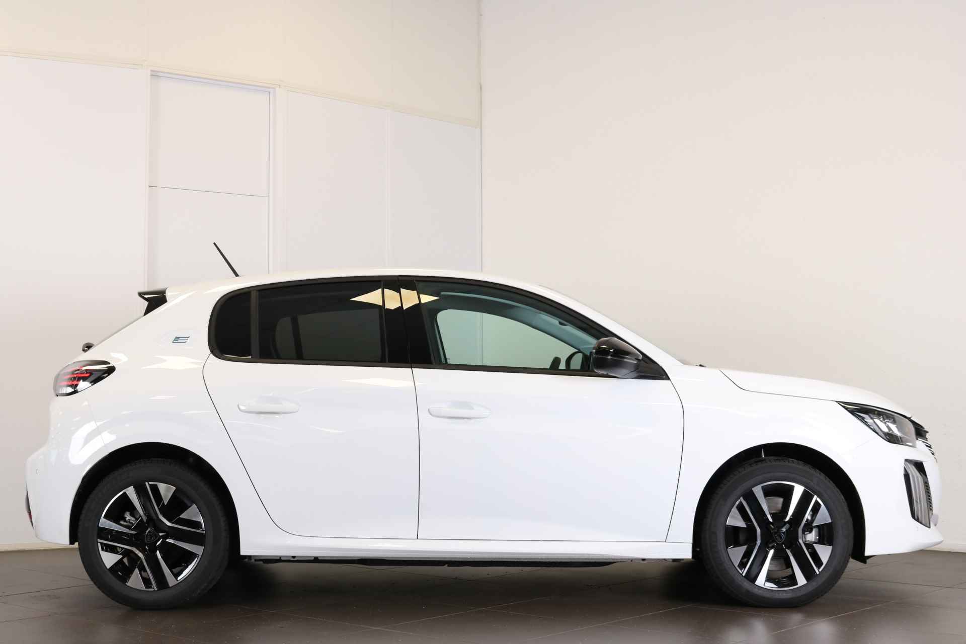 Peugeot e-208 EV 50 kWh e-Style 136pk | Nieuw Model | Navi | Clima | Cruise | Stoelverwarming | Parkeersensoren V+A | Apple Carplay/Android Auto | LED | DAB | 16" Lichtmetaal | - 5/40