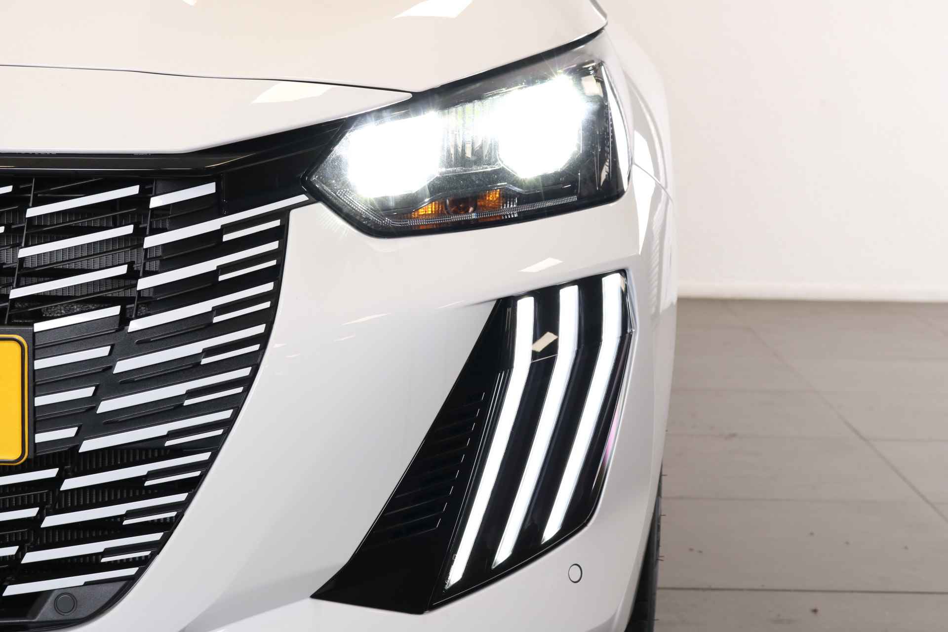 Peugeot e-208 EV 50 kWh e-Style 136pk | Nieuw Model | Navi | Clima | Cruise | Stoelverwarming | Parkeersensoren V+A | Apple Carplay/Android Auto | LED | DAB | 16" Lichtmetaal | - 9/40