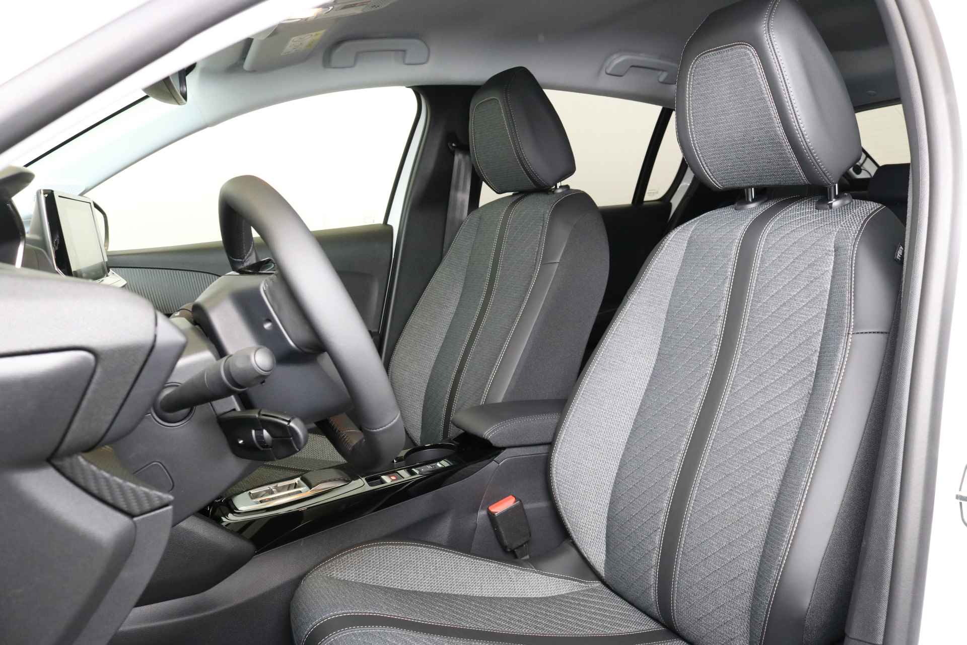 Peugeot e-208 EV 50 kWh e-Style 136pk | Nieuw Model | Navi | Clima | Cruise | Stoelverwarming | Parkeersensoren V+A | Apple Carplay/Android Auto | LED | DAB | 16" Lichtmetaal | - 13/40