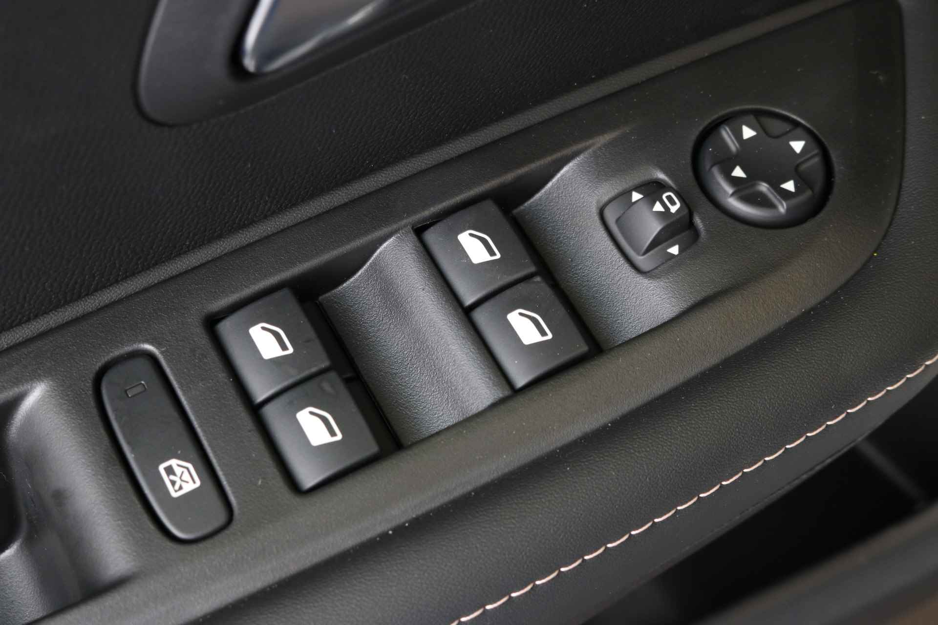 Peugeot e-208 EV 50 kWh e-Style 136pk | Nieuw Model | Navi | Clima | Cruise | Stoelverwarming | Parkeersensoren V+A | Apple Carplay/Android Auto | LED | DAB | 16" Lichtmetaal | - 17/40