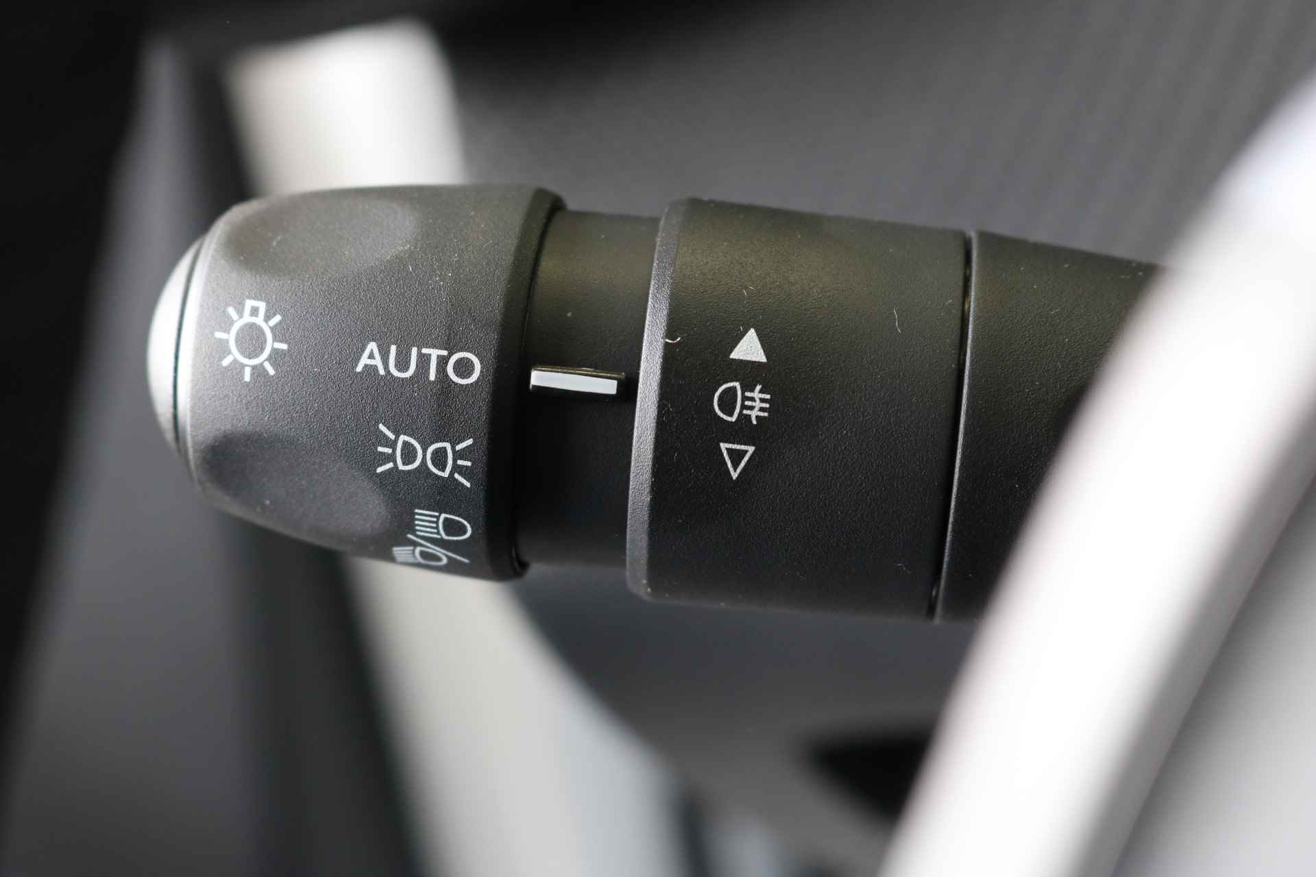 Peugeot e-208 EV 50 kWh e-Style 136pk | Nieuw Model | Navi | Clima | Cruise | Stoelverwarming | Parkeersensoren V+A | Apple Carplay/Android Auto | LED | DAB | 16" Lichtmetaal | - 20/40