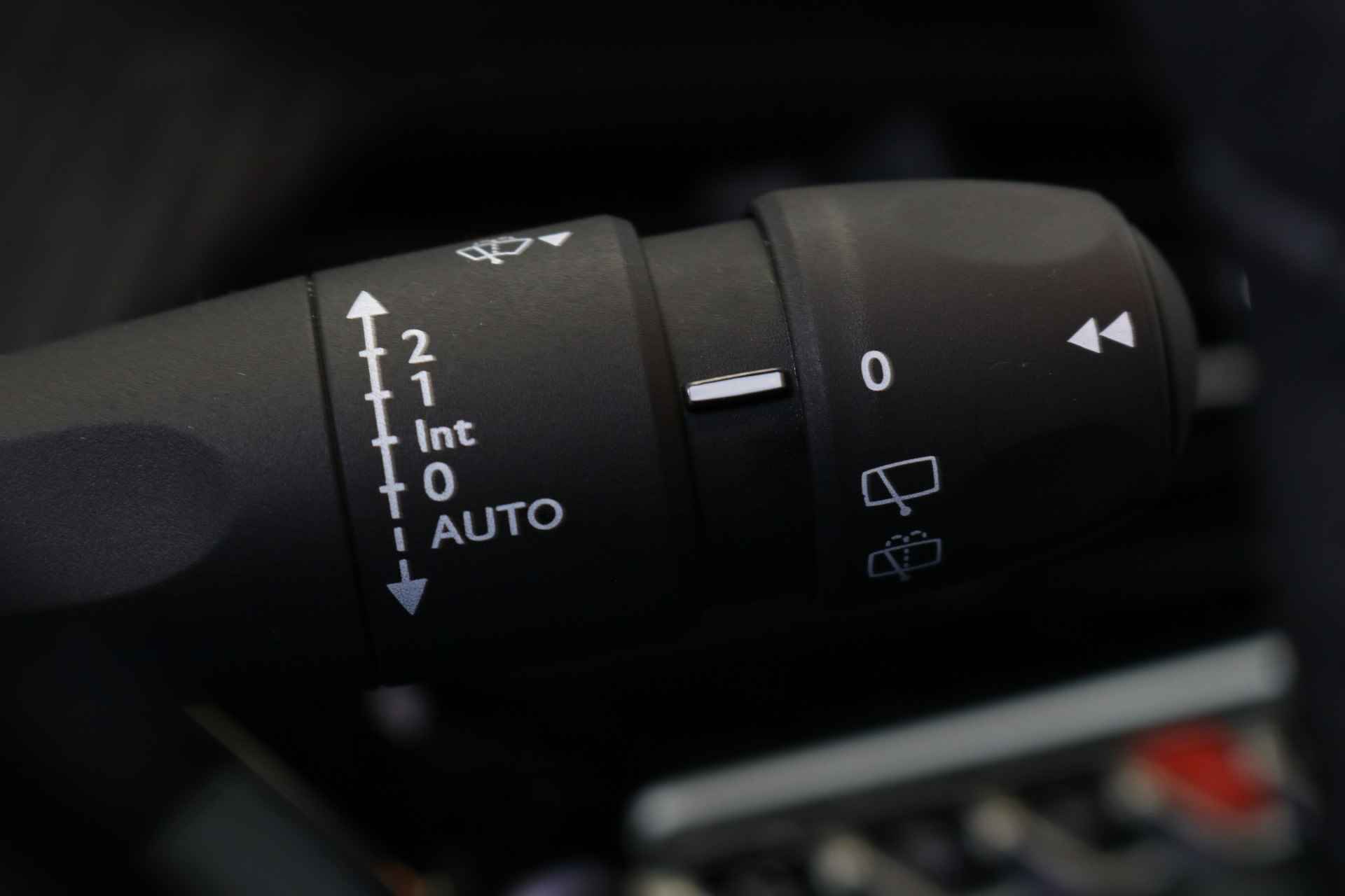 Peugeot e-208 EV 50 kWh e-Style 136pk | Nieuw Model | Navi | Clima | Cruise | Stoelverwarming | Parkeersensoren V+A | Apple Carplay/Android Auto | LED | DAB | 16" Lichtmetaal | - 24/40