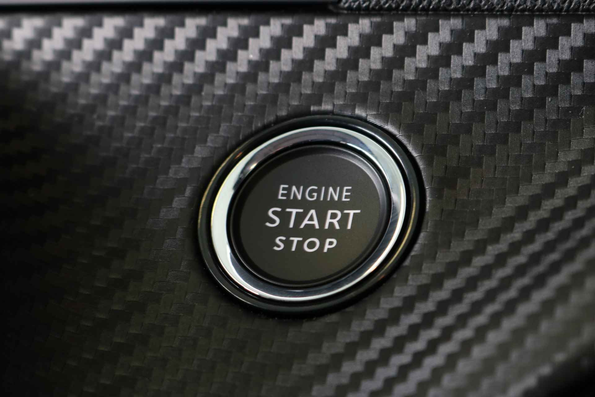 Peugeot e-208 EV 50 kWh e-Style 136pk | Nieuw Model | Navi | Clima | Cruise | Stoelverwarming | Parkeersensoren V+A | Apple Carplay/Android Auto | LED | DAB | 16" Lichtmetaal | - 25/40